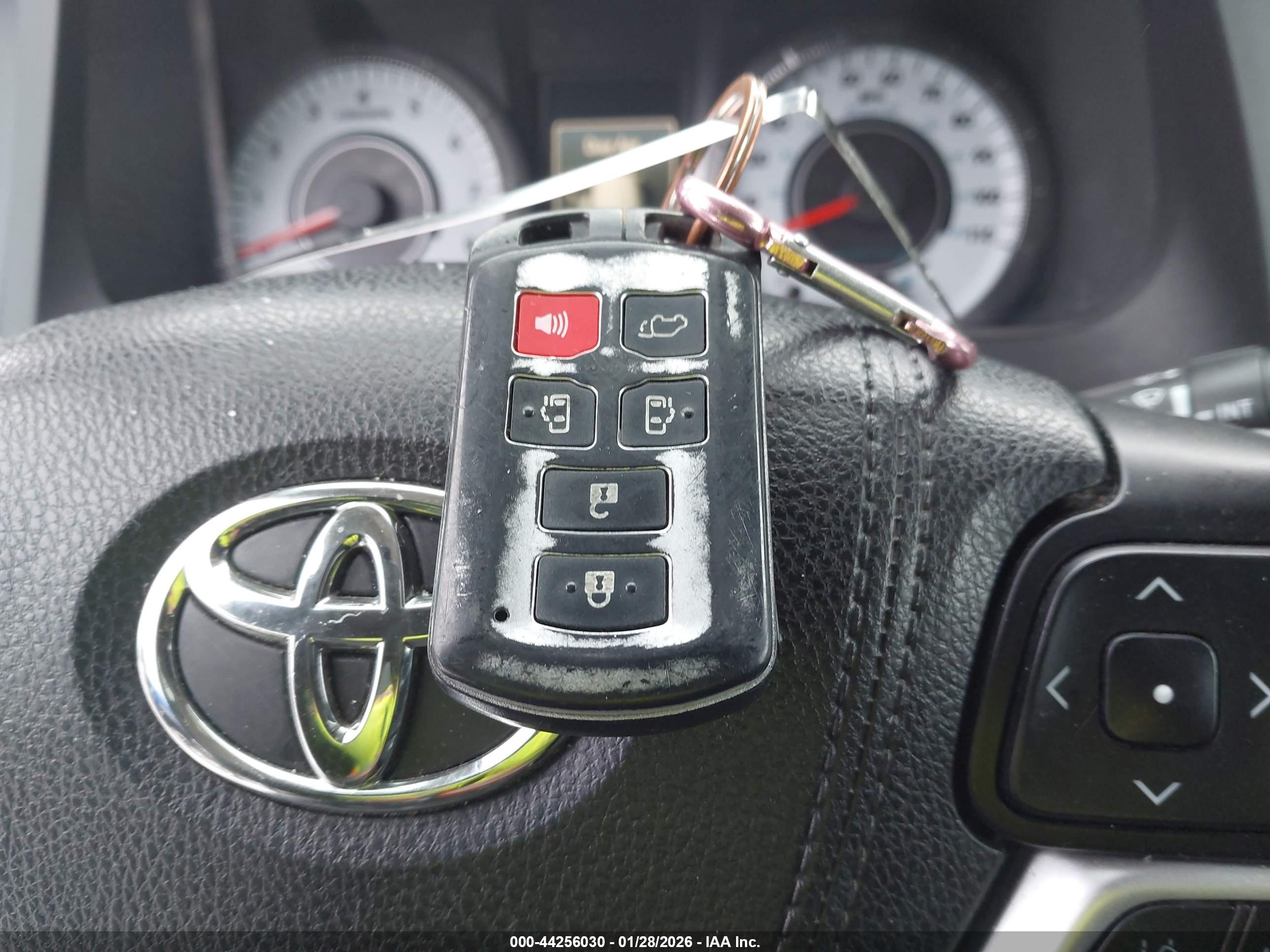 TOYOTA SIENNA image 11