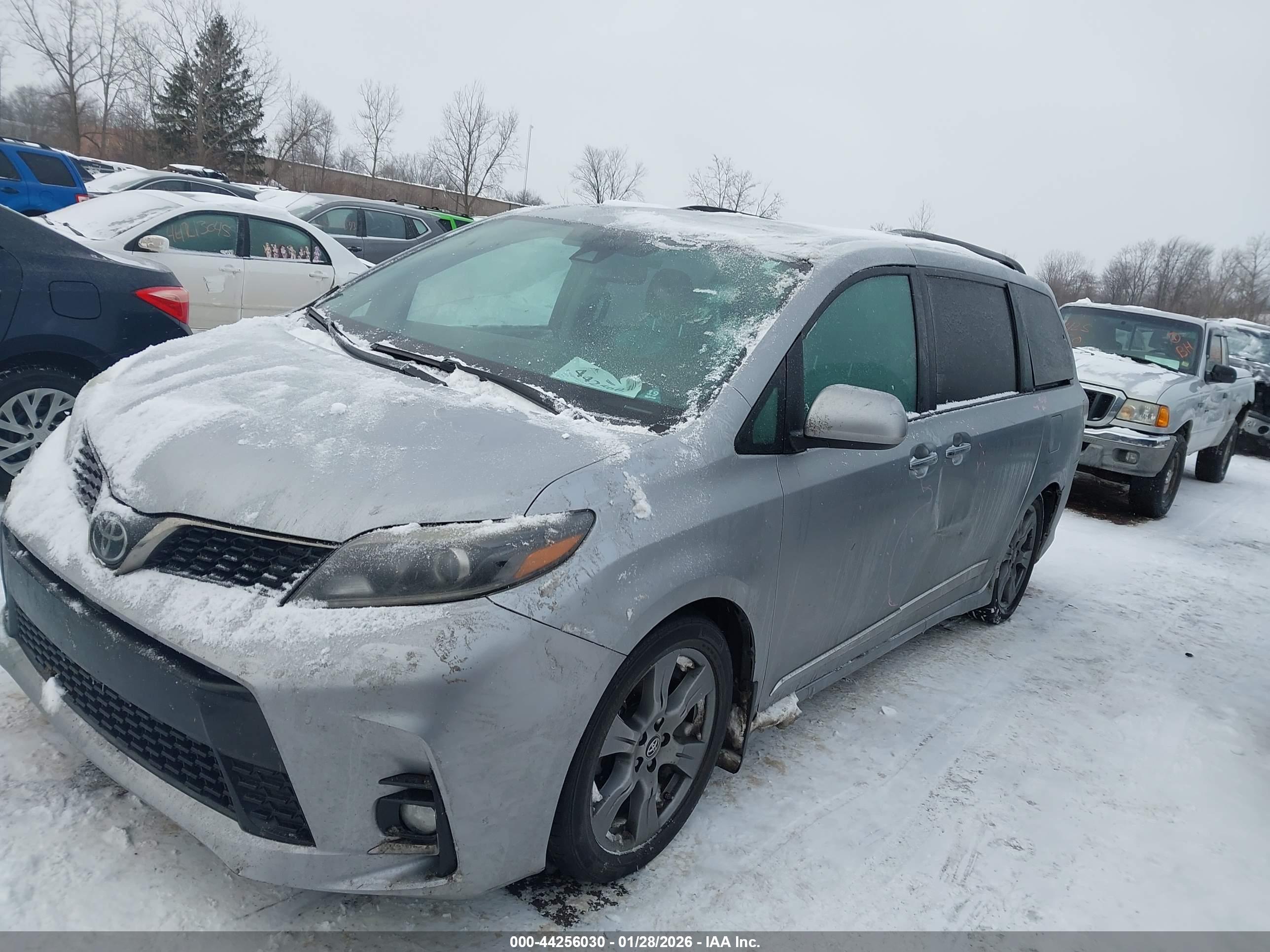 TOYOTA SIENNA image 2