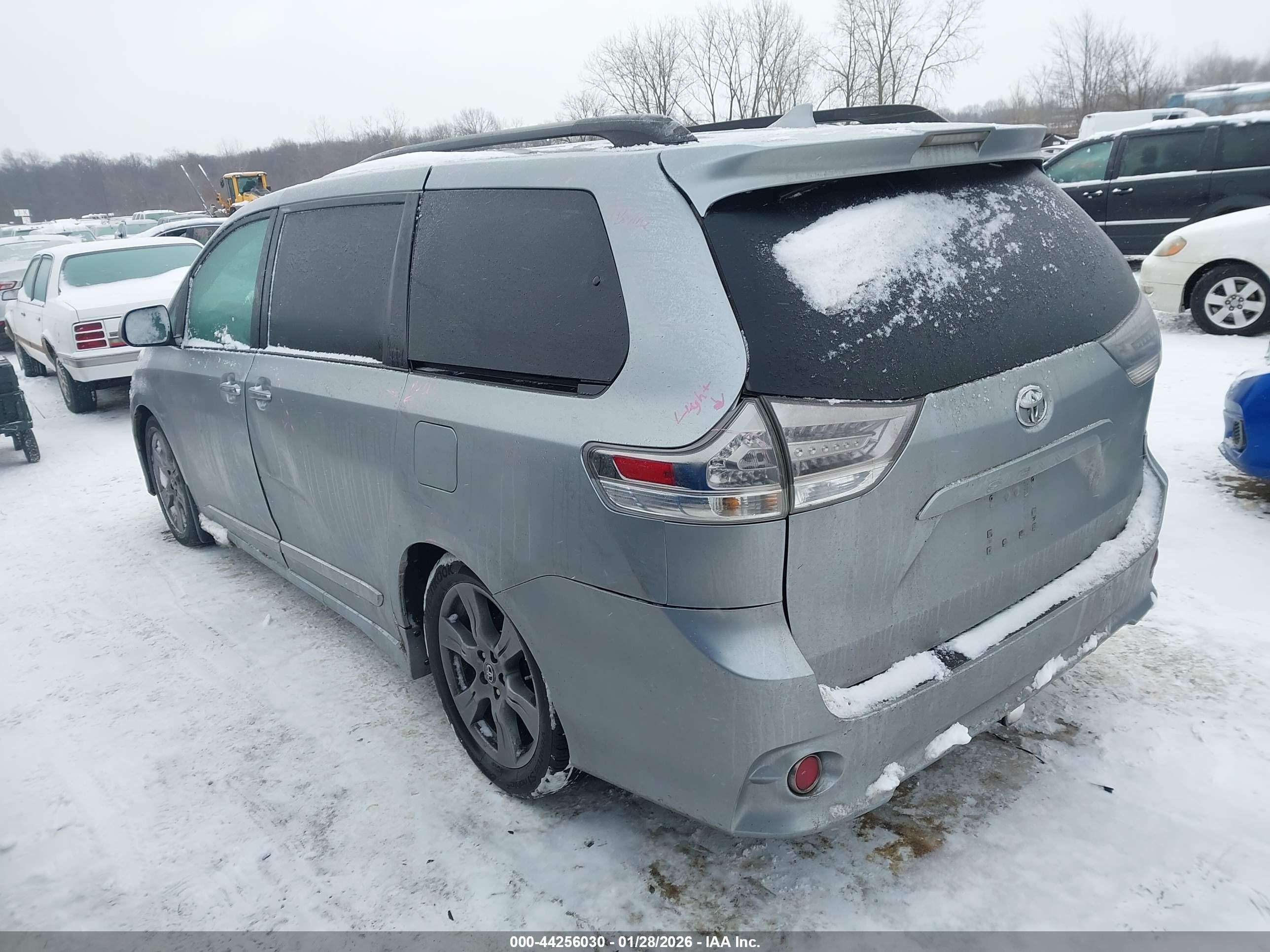 TOYOTA SIENNA image 3