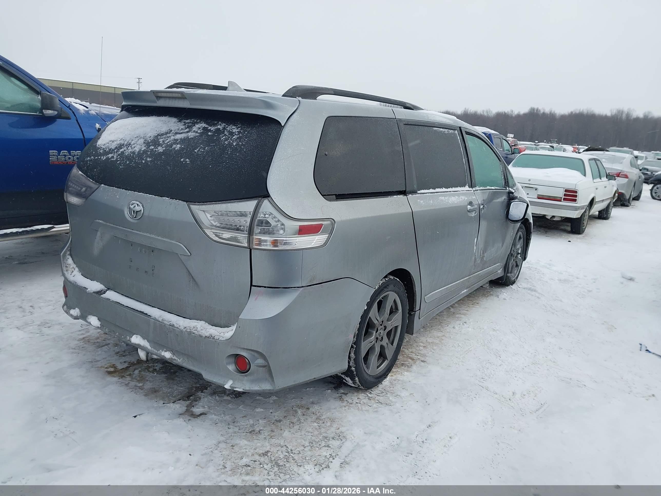TOYOTA SIENNA image 4
