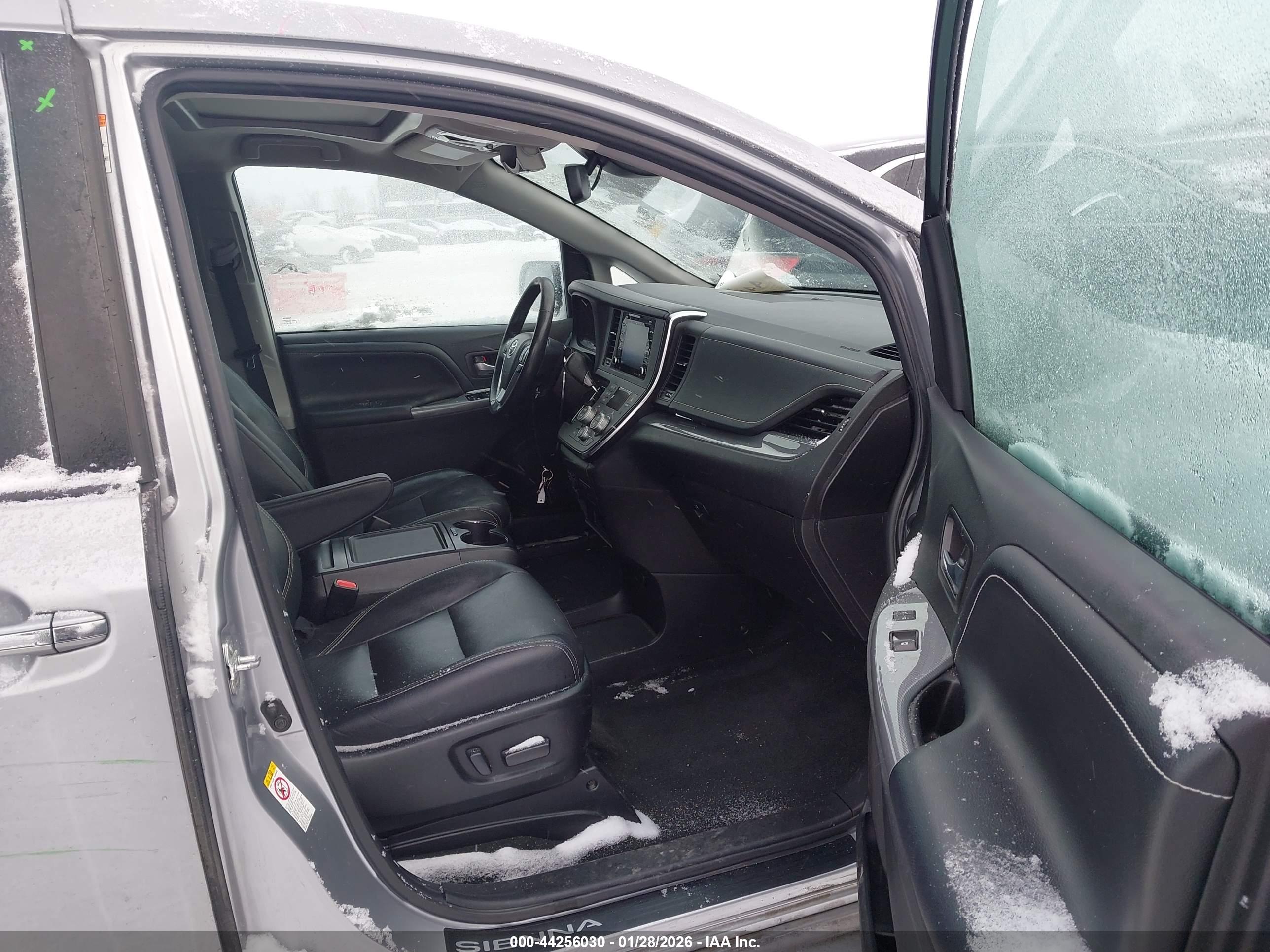 TOYOTA SIENNA image 5