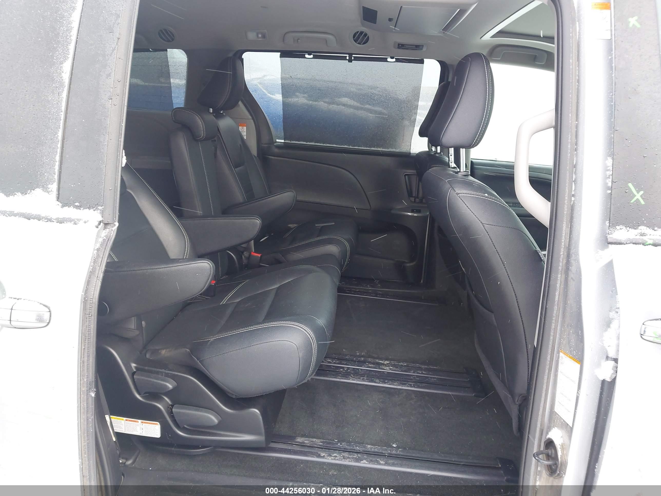 TOYOTA SIENNA image 8