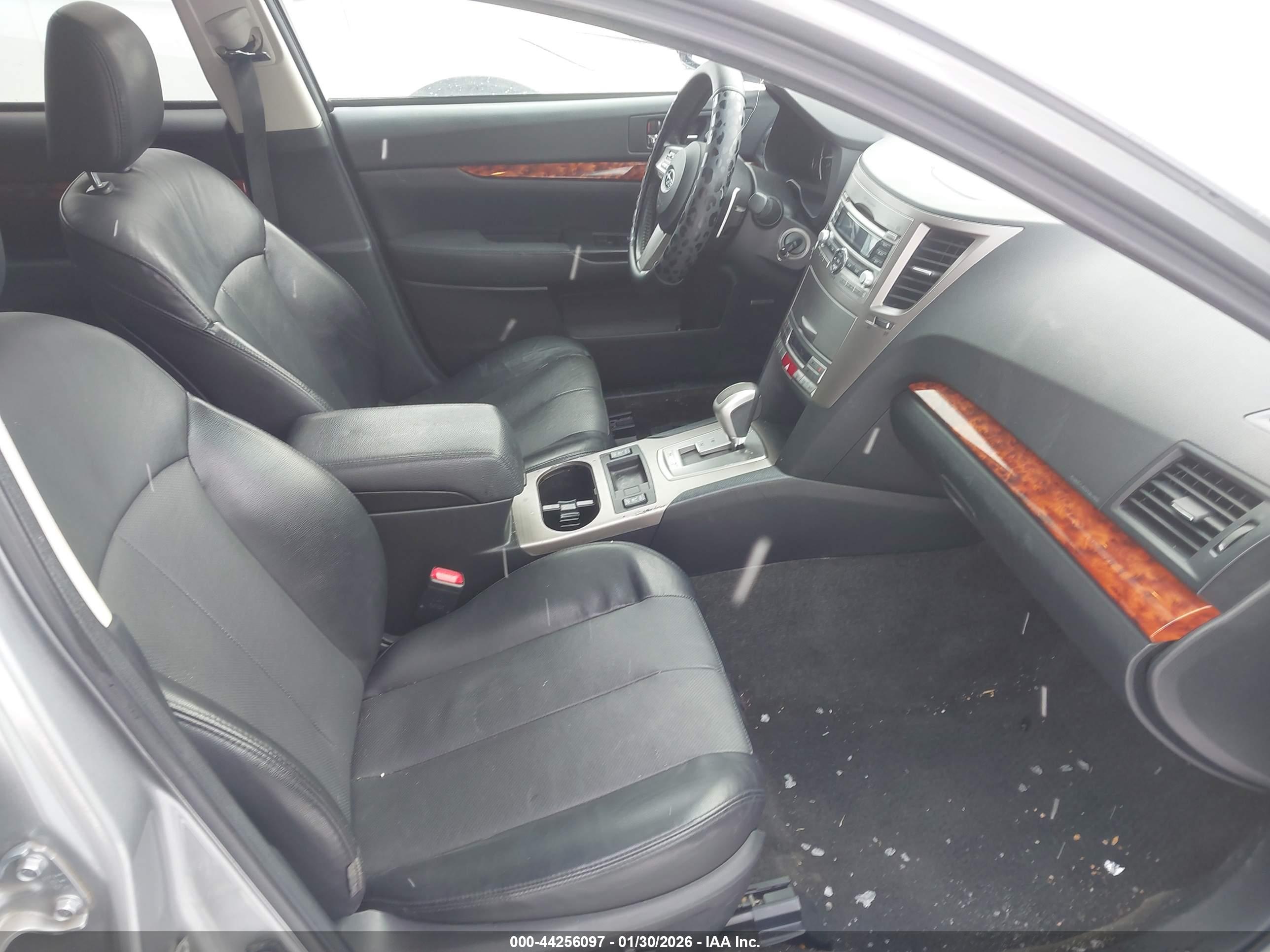 SUBARU OUTBACK image 5