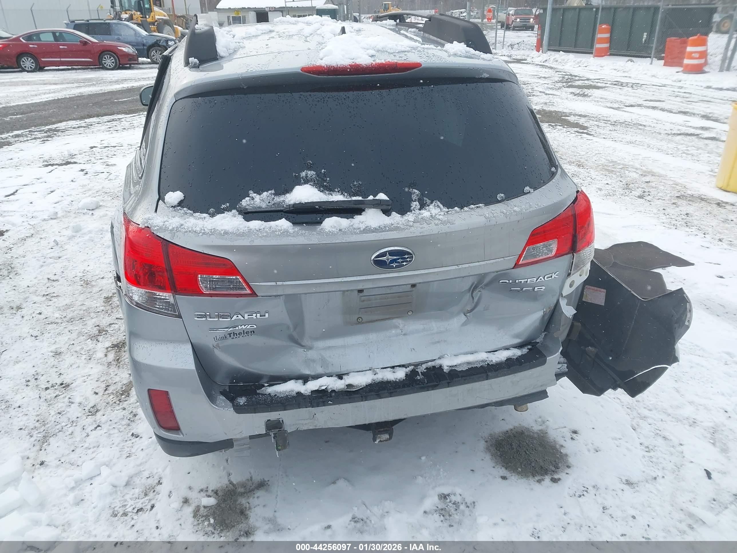 SUBARU OUTBACK image 6