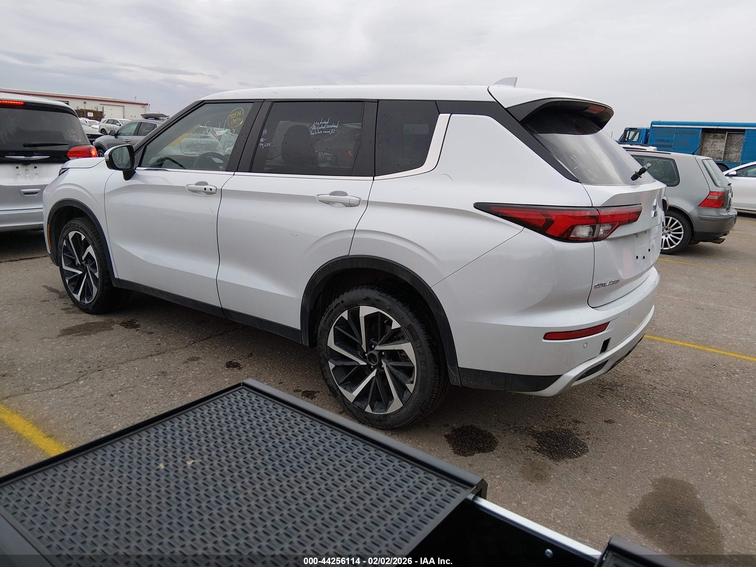 MITSUBISHI OUTLANDER image 3