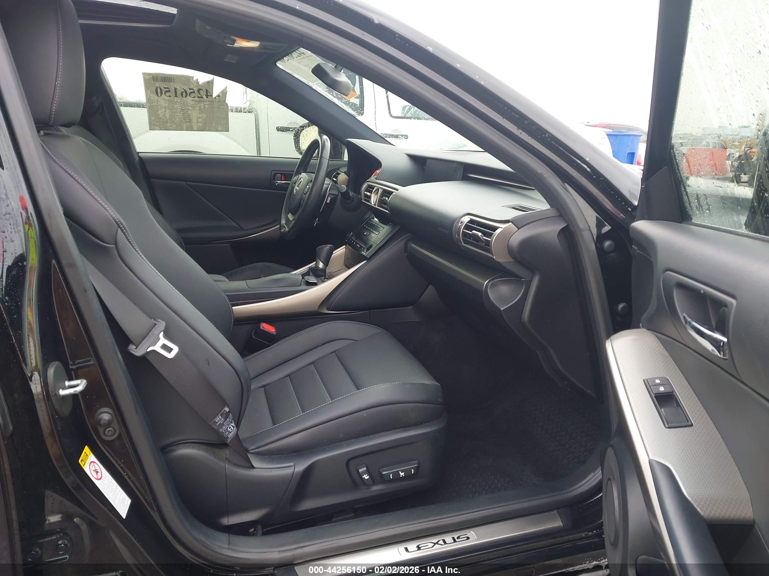 LEXUS IS image 5
