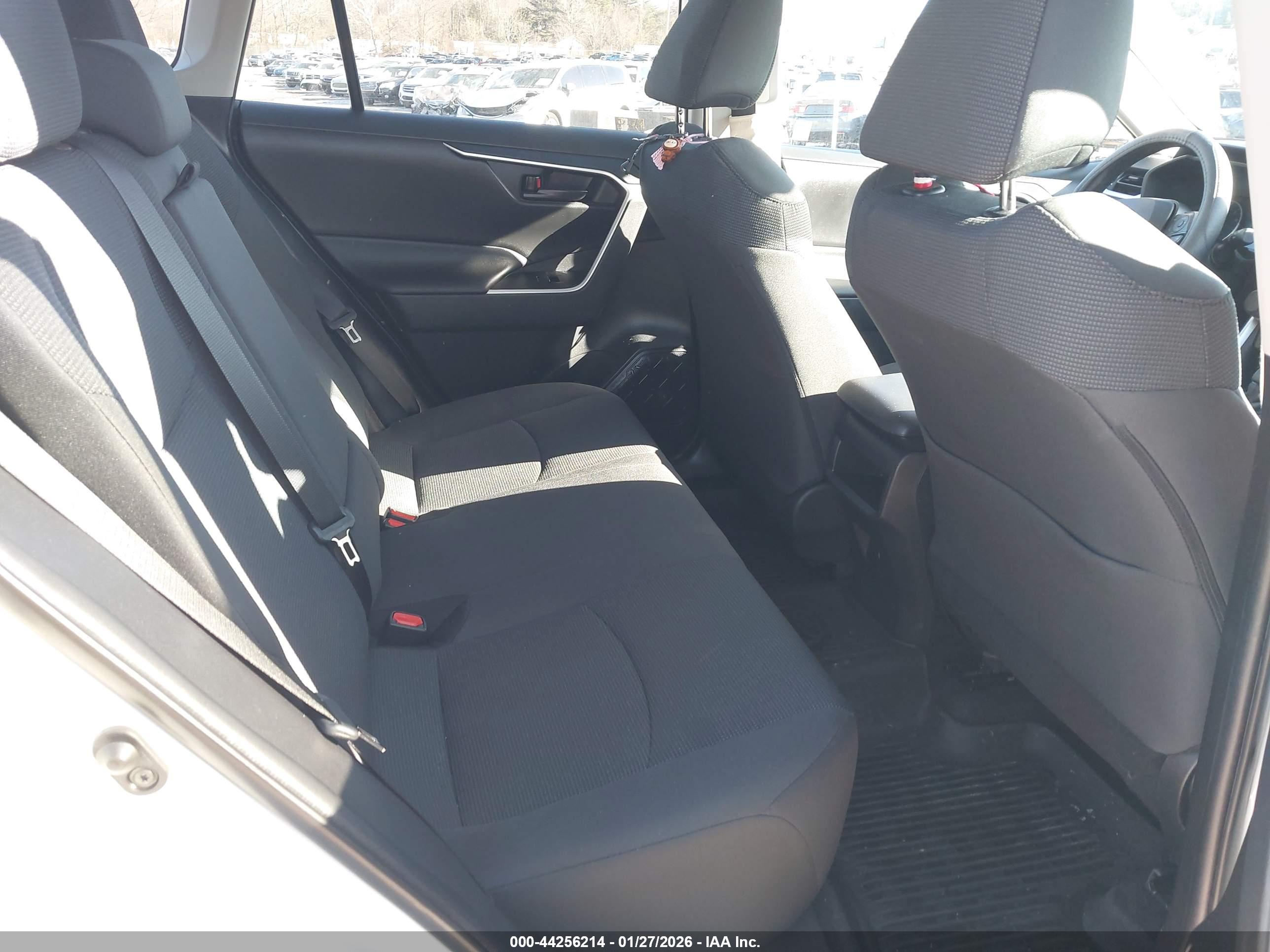 TOYOTA RAV4 image 8