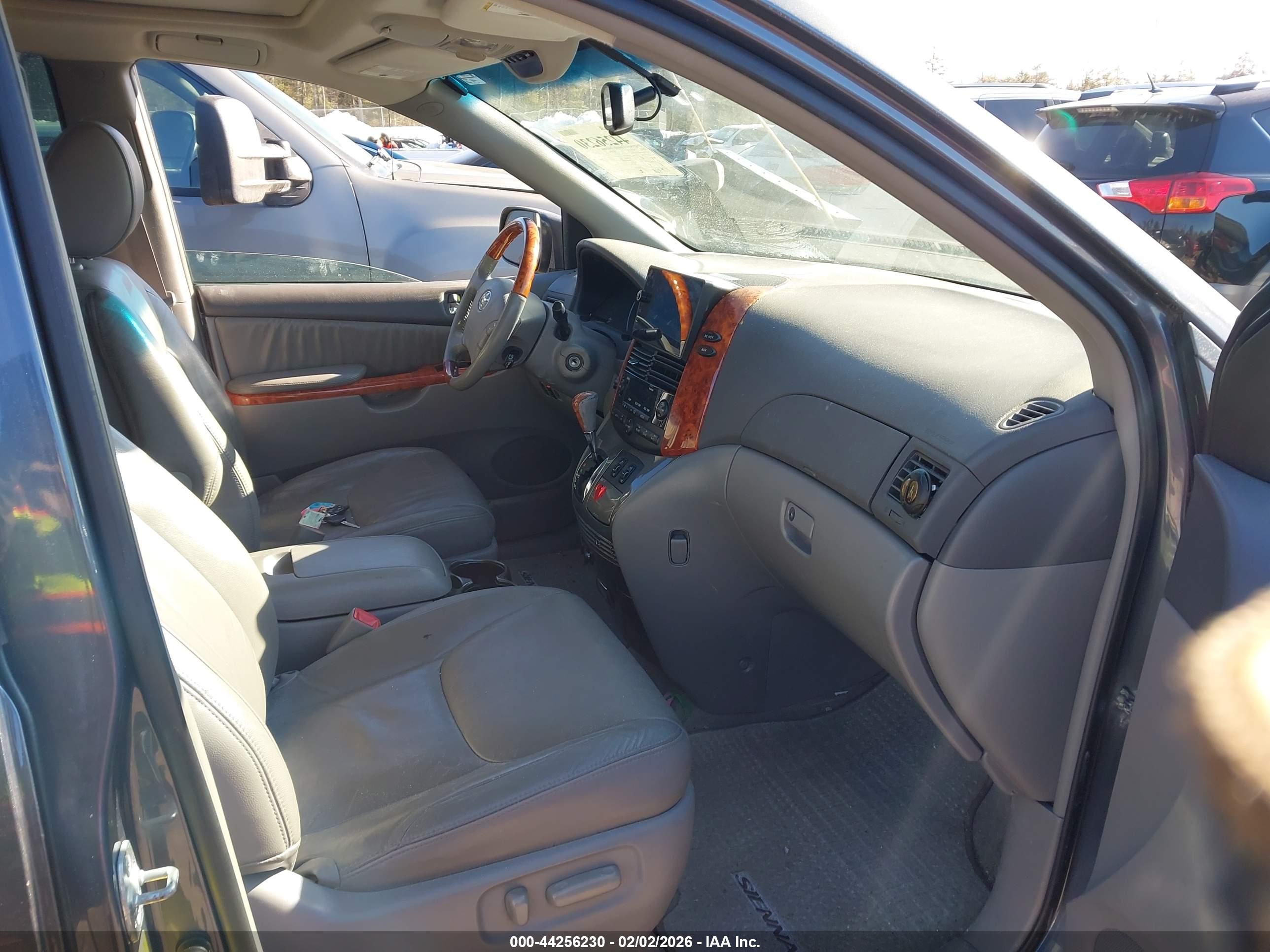TOYOTA SIENNA image 5