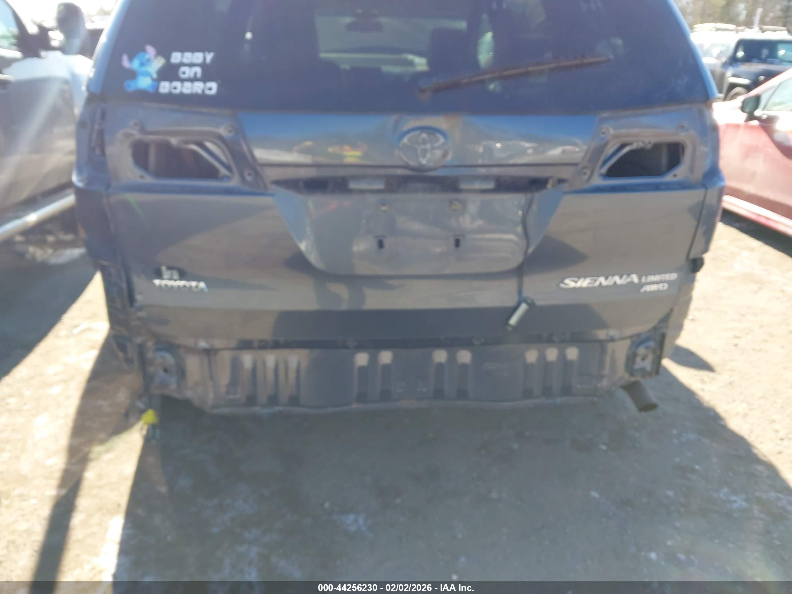 TOYOTA SIENNA image 6