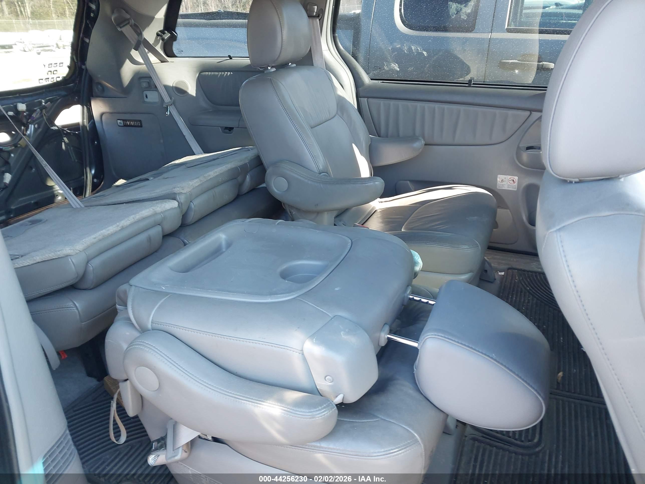 TOYOTA SIENNA image 8