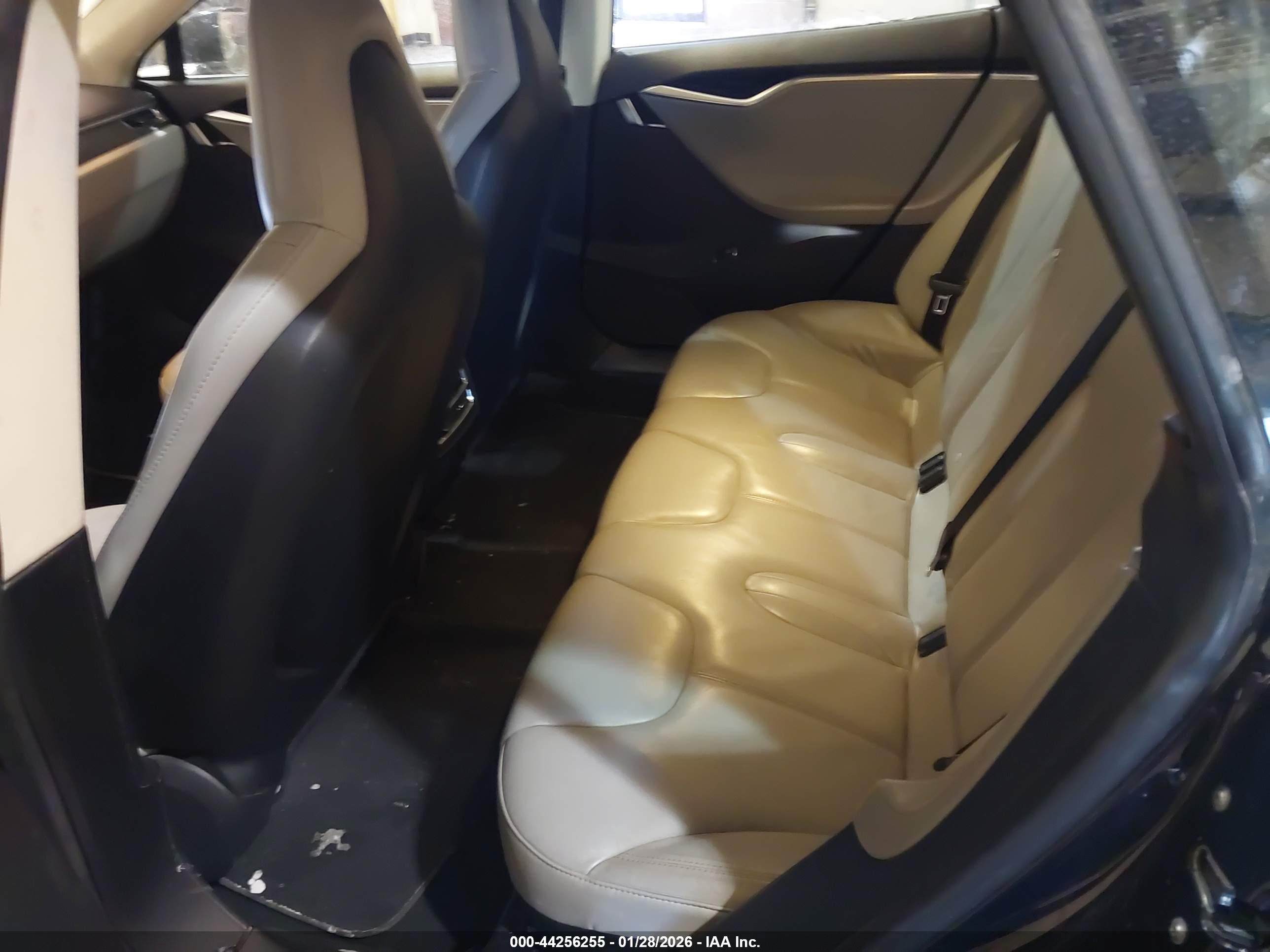 TESLA MODEL image 8