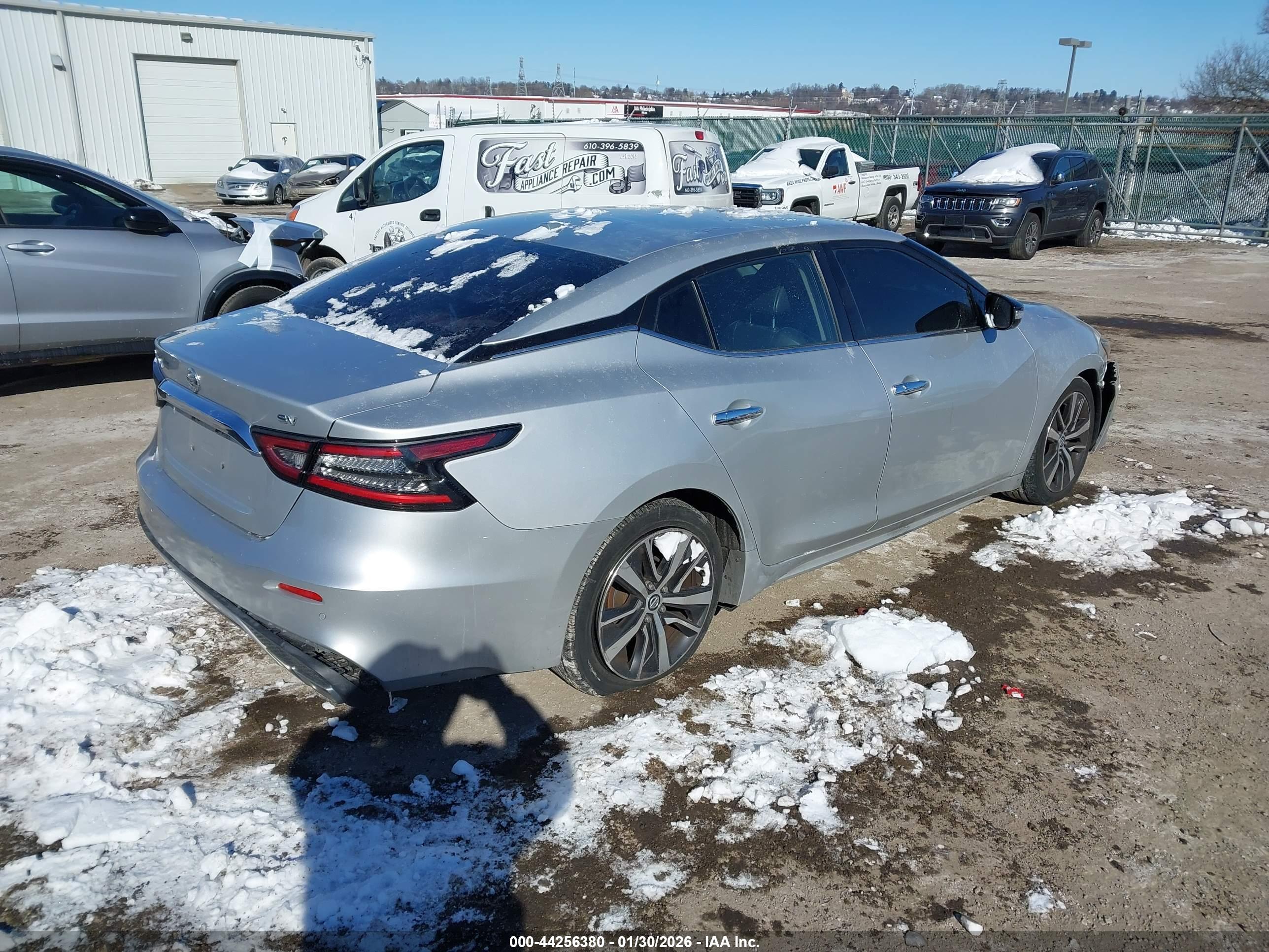 NISSAN MAXIMA image 4
