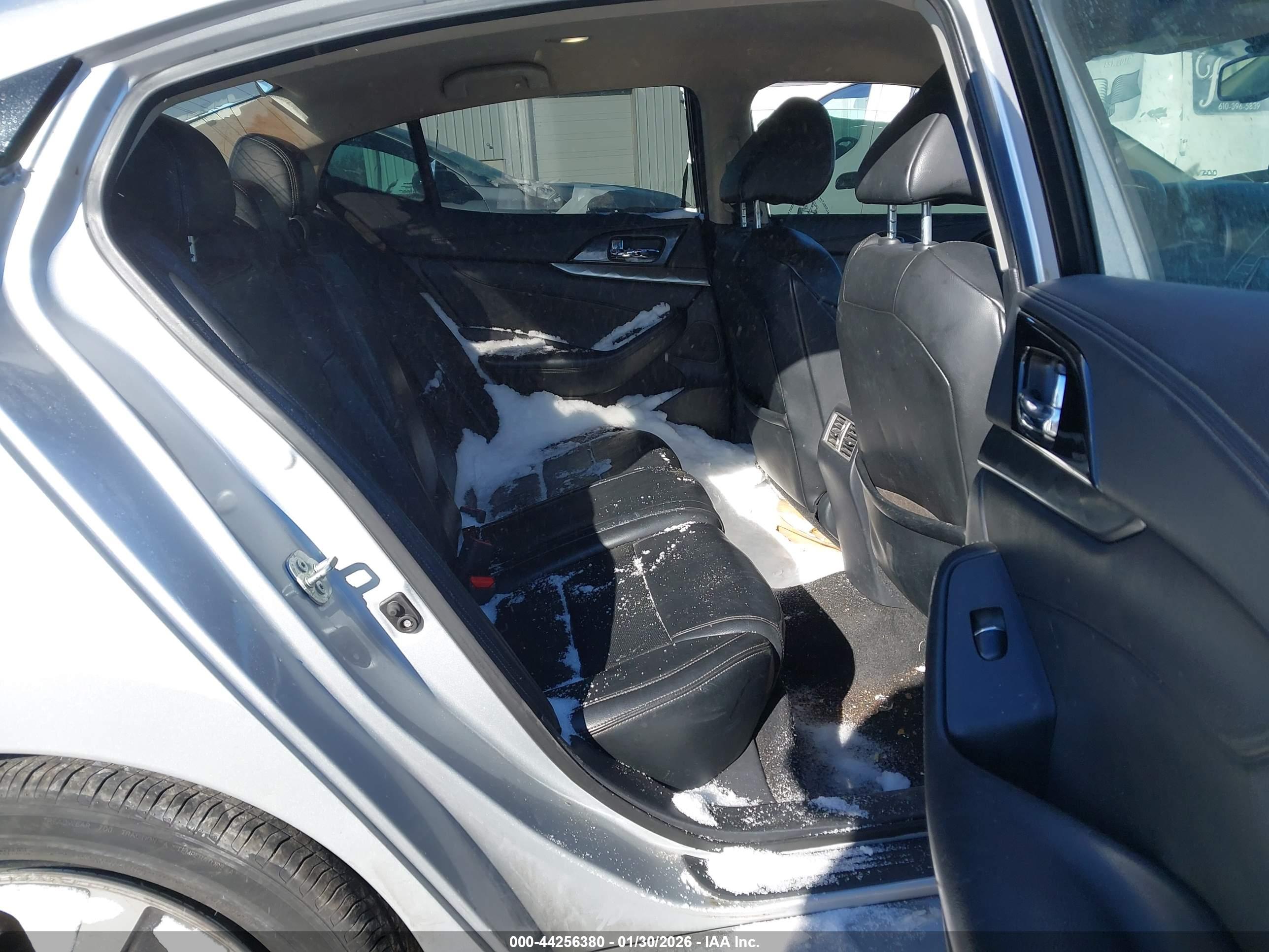 NISSAN MAXIMA image 8