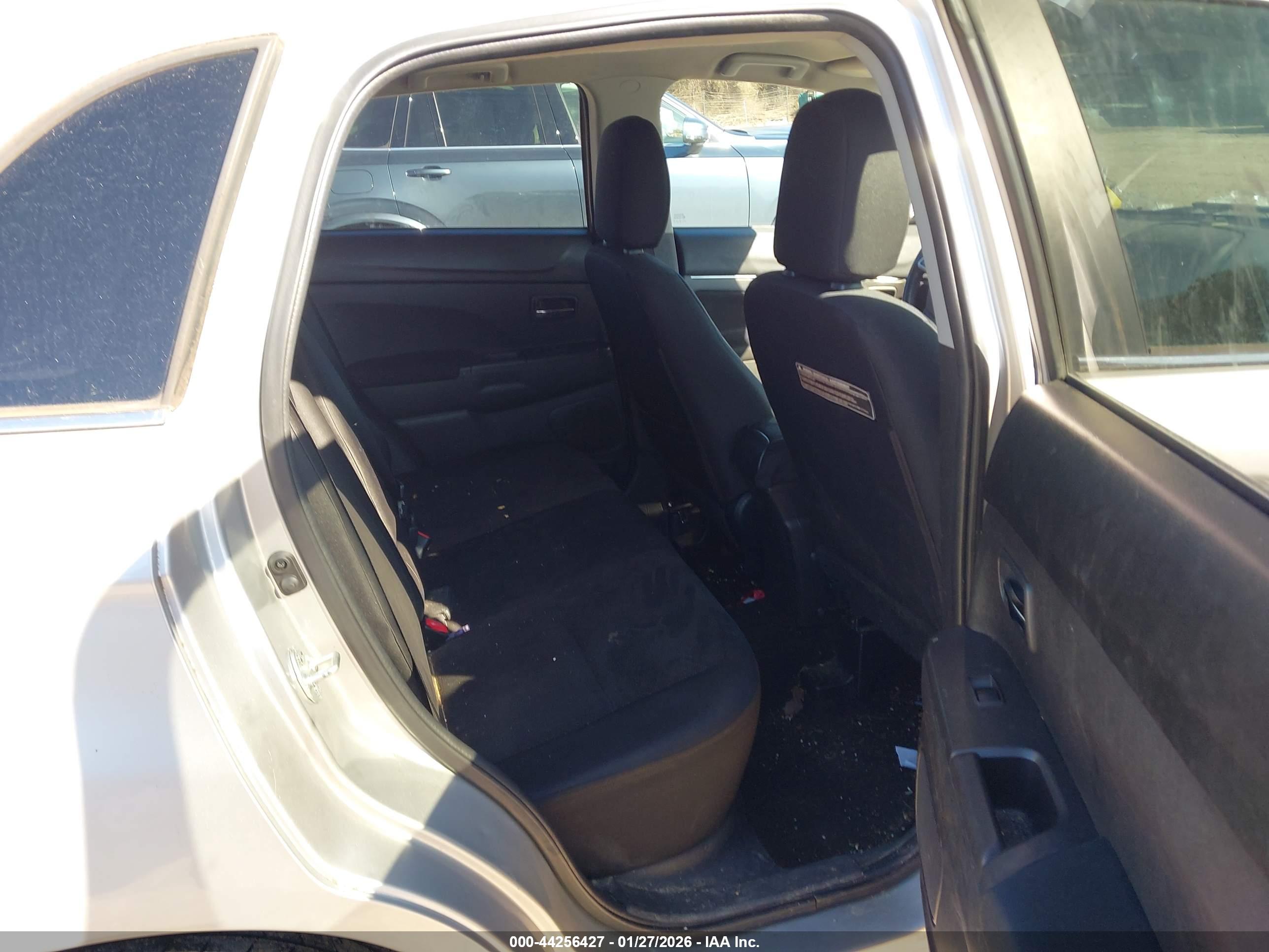 MITSUBISHI OUTLANDER image 8