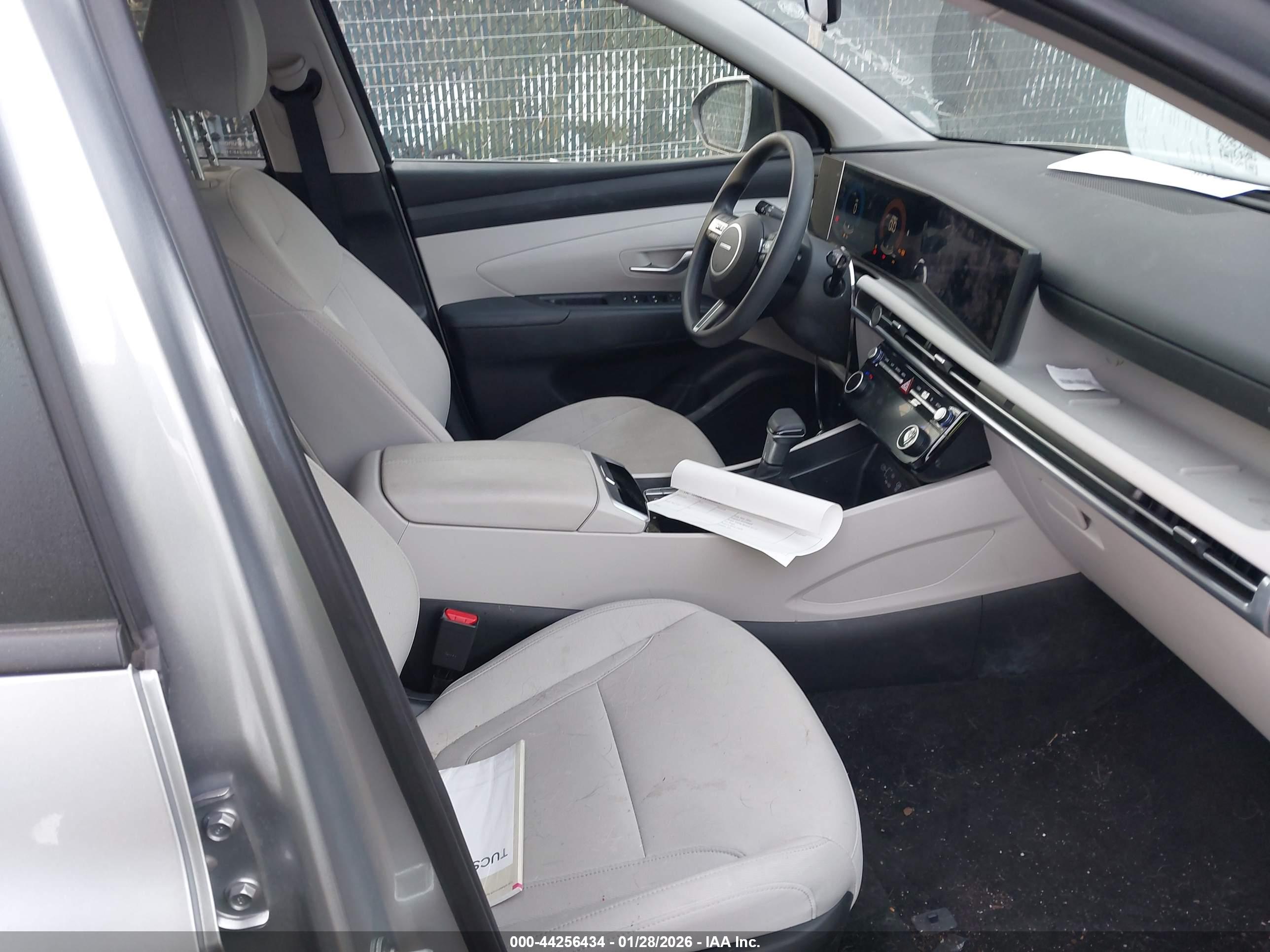 HYUNDAI TUCSON image 5