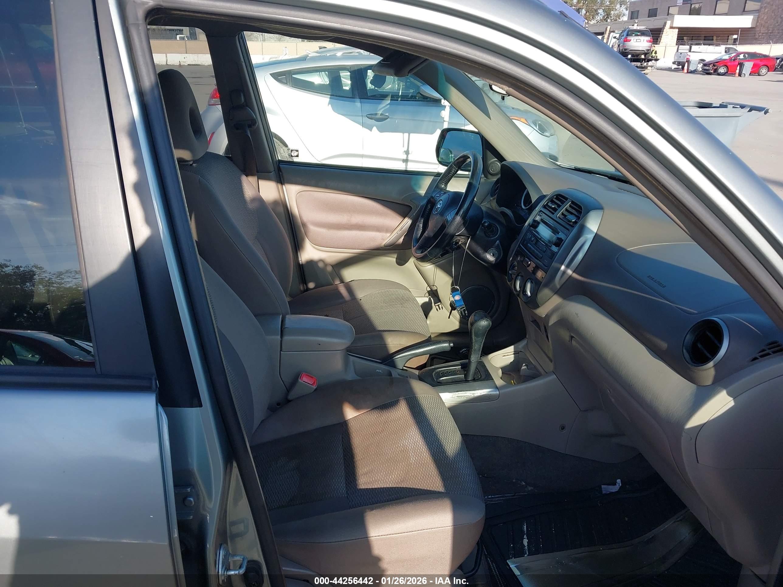 TOYOTA RAV4 image 5