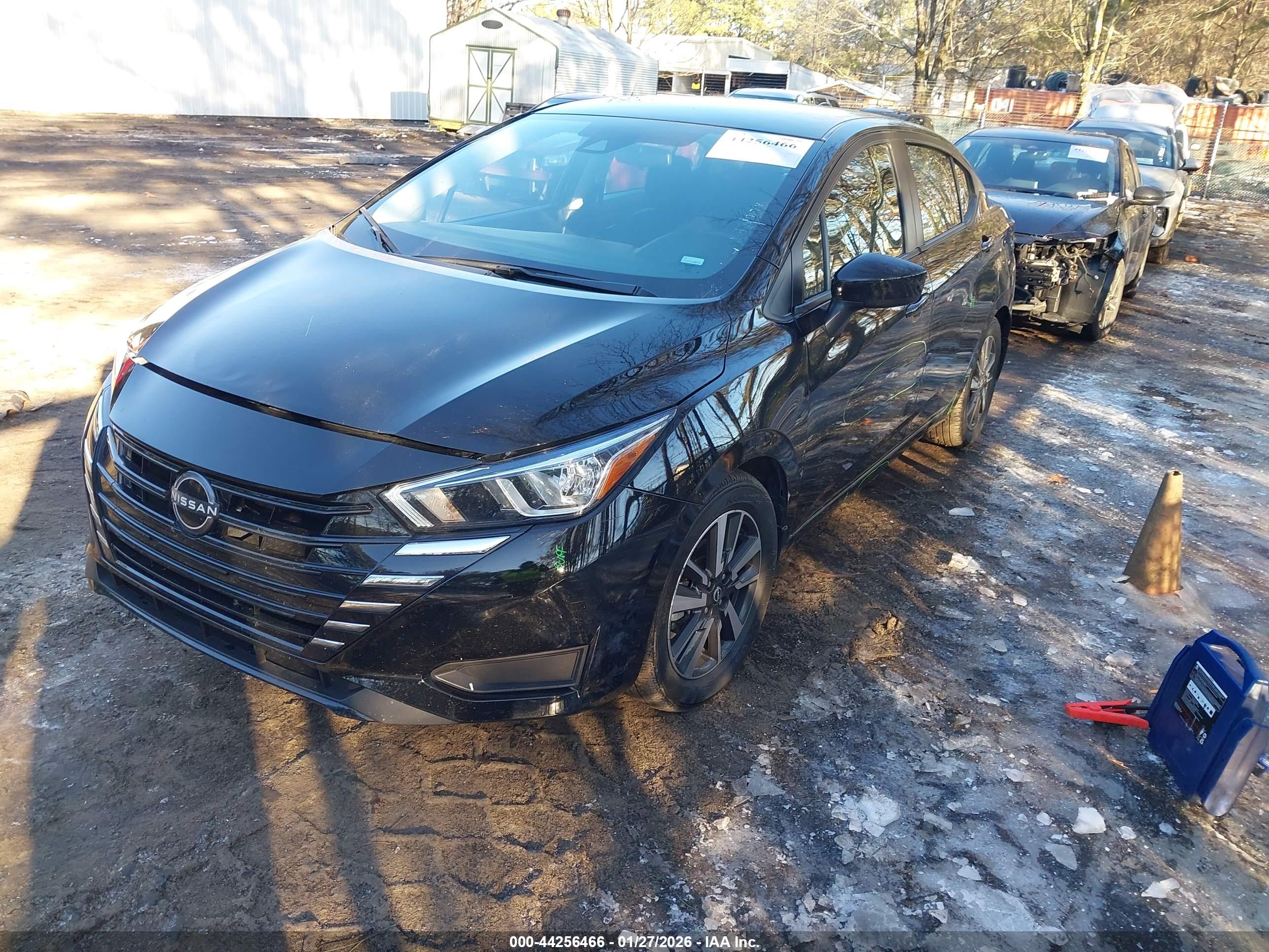 NISSAN VERSA image 2