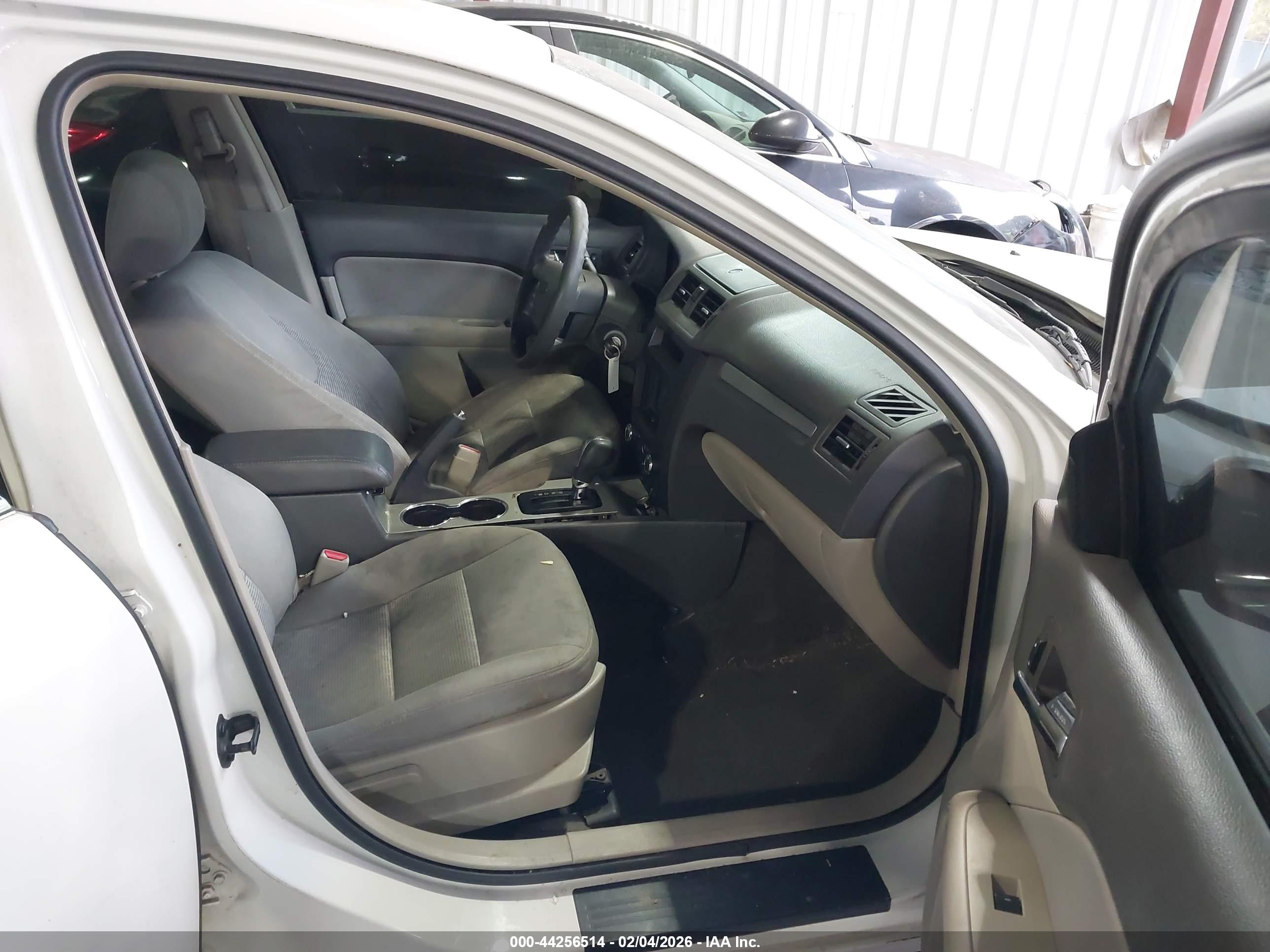 FORD FUSION image 5