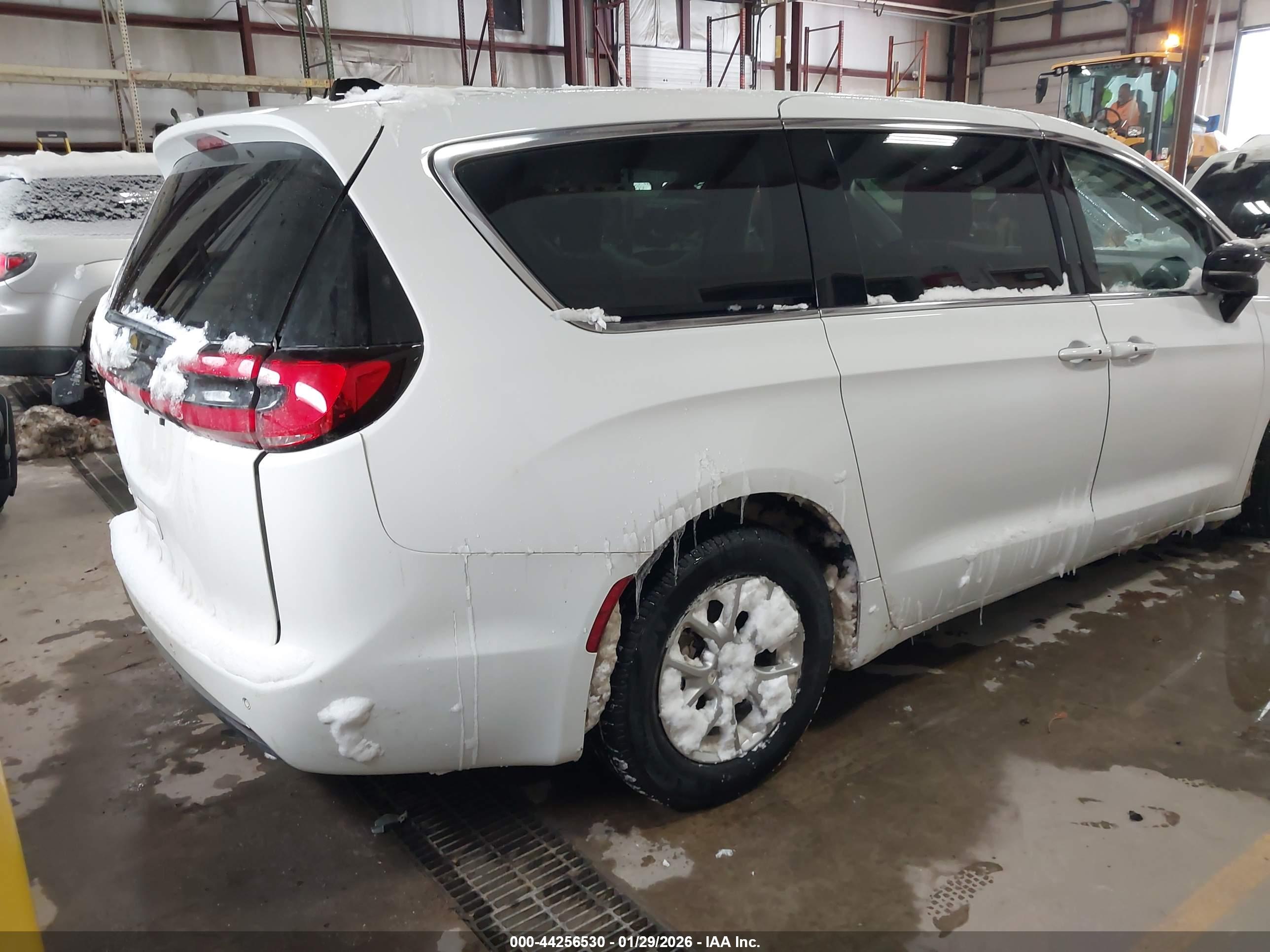 CHRYSLER PACIFICA image 4