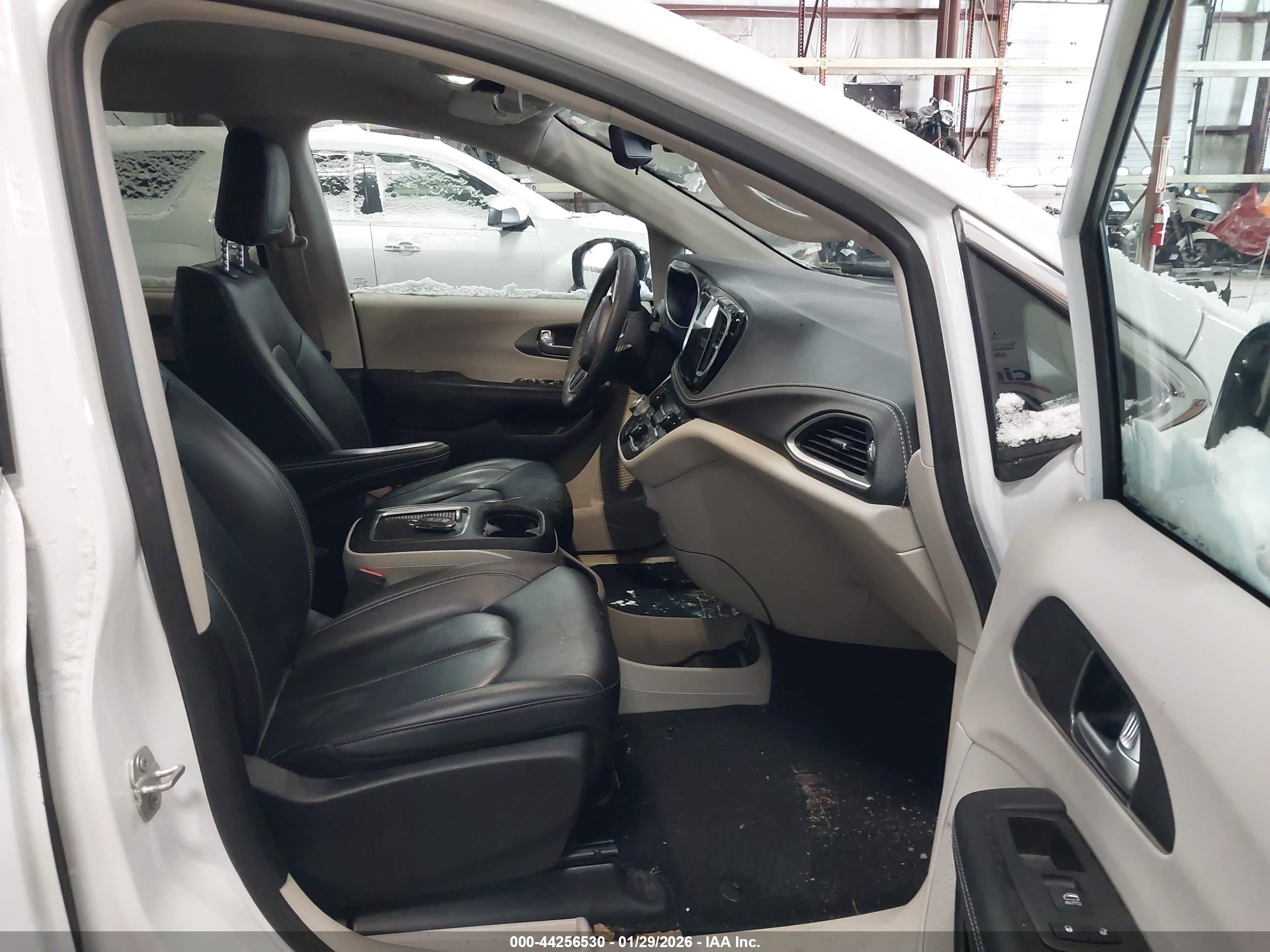 CHRYSLER PACIFICA image 5