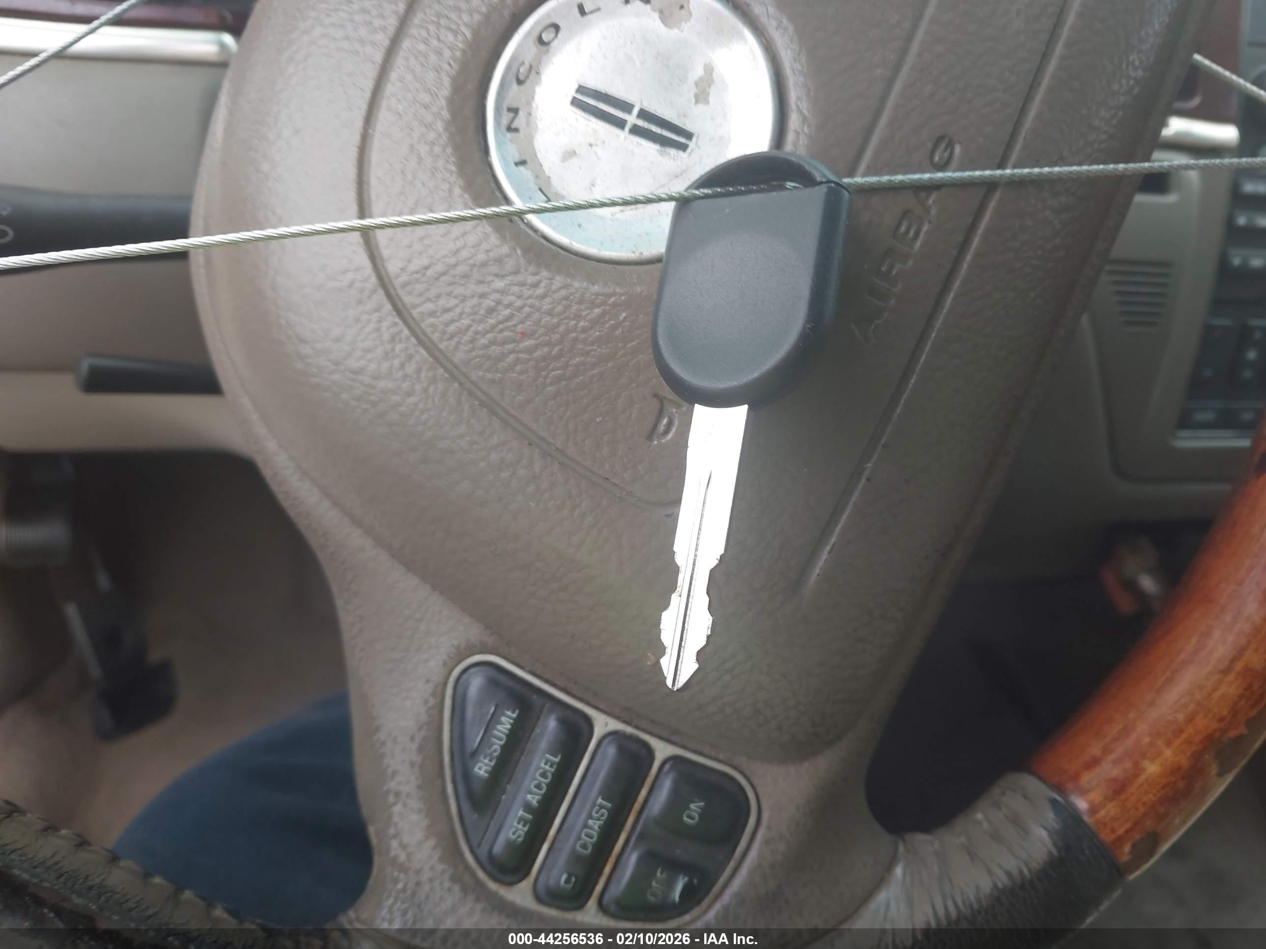 LINCOLN TOWN image 11
