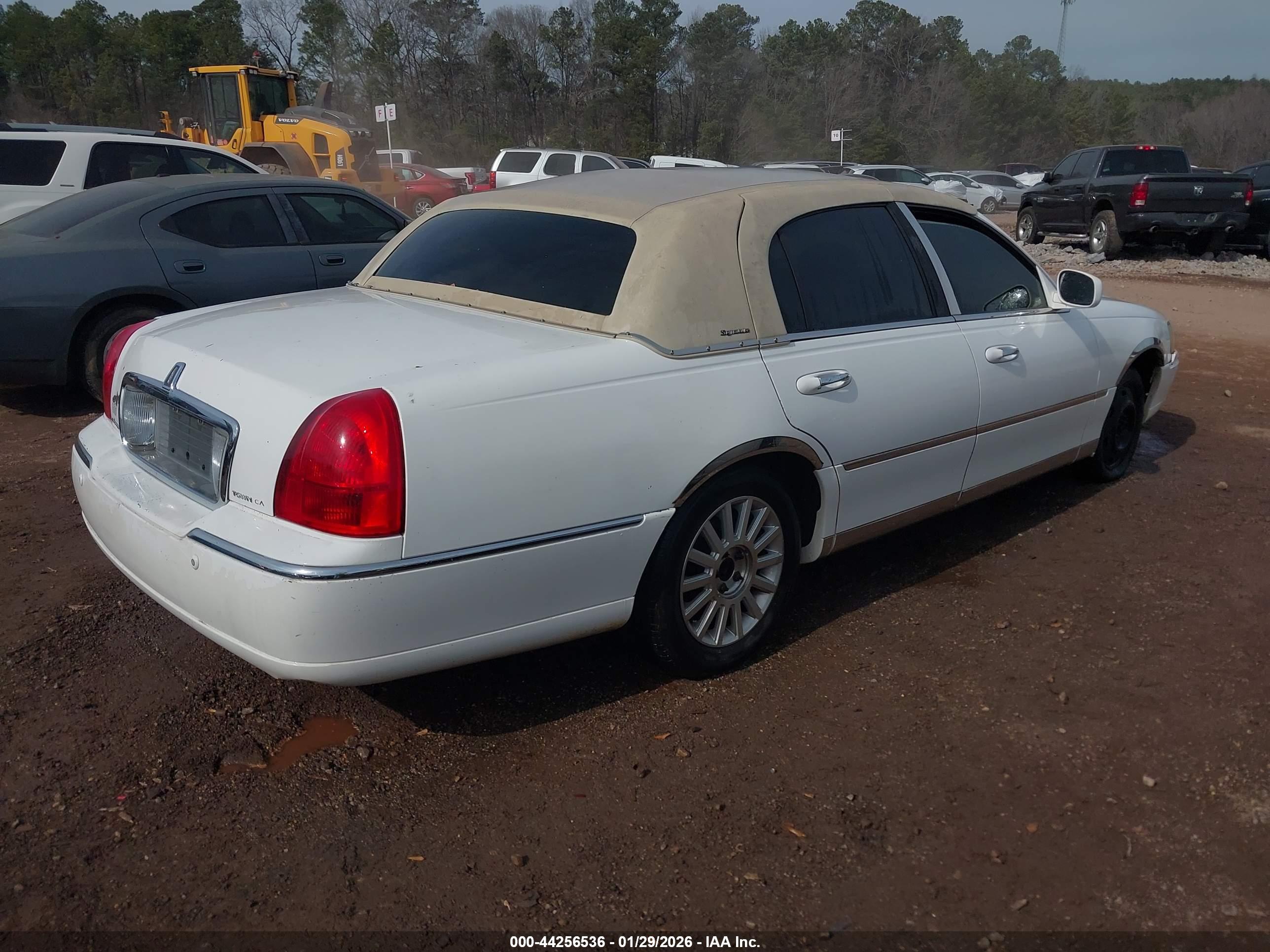 LINCOLN TOWN image 4