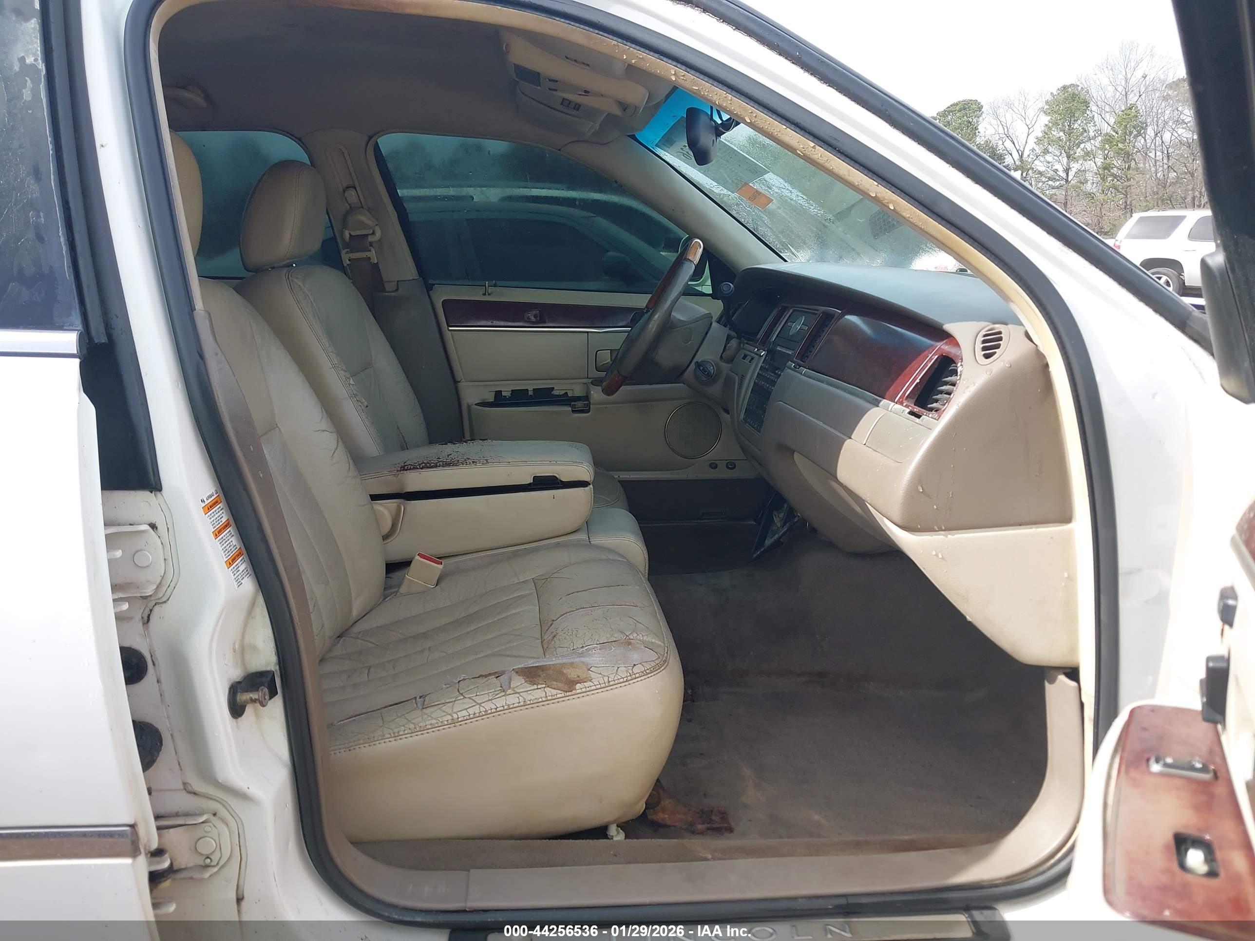 LINCOLN TOWN image 5