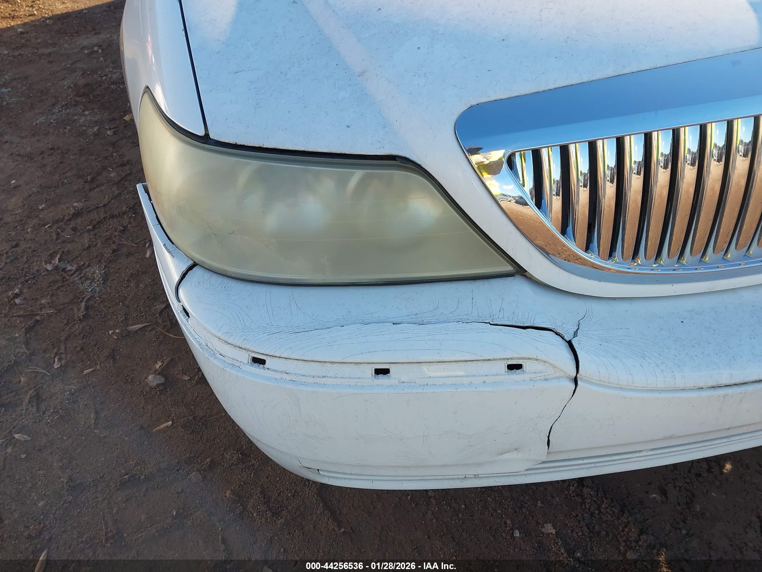 LINCOLN TOWN image 6