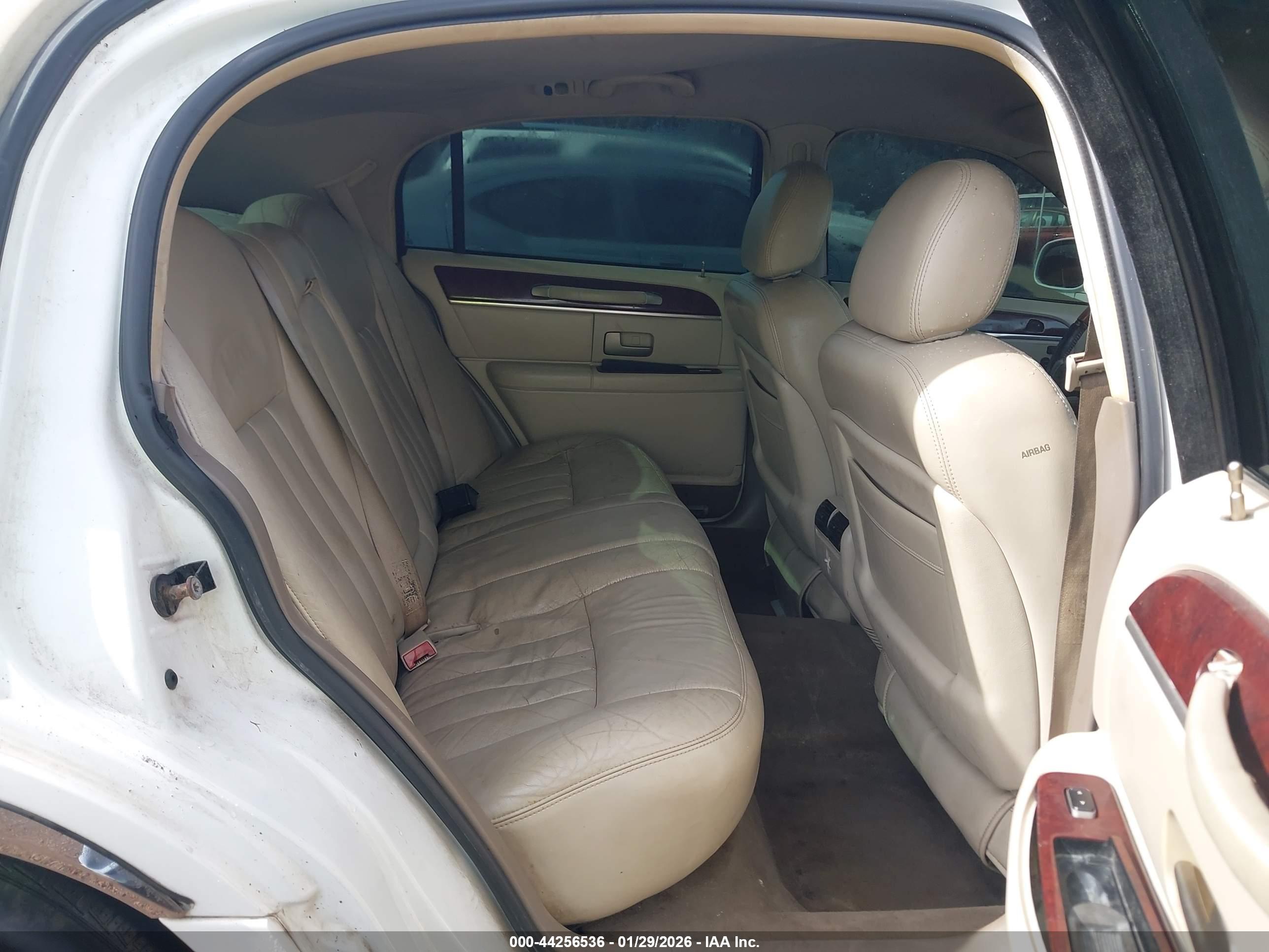LINCOLN TOWN image 8