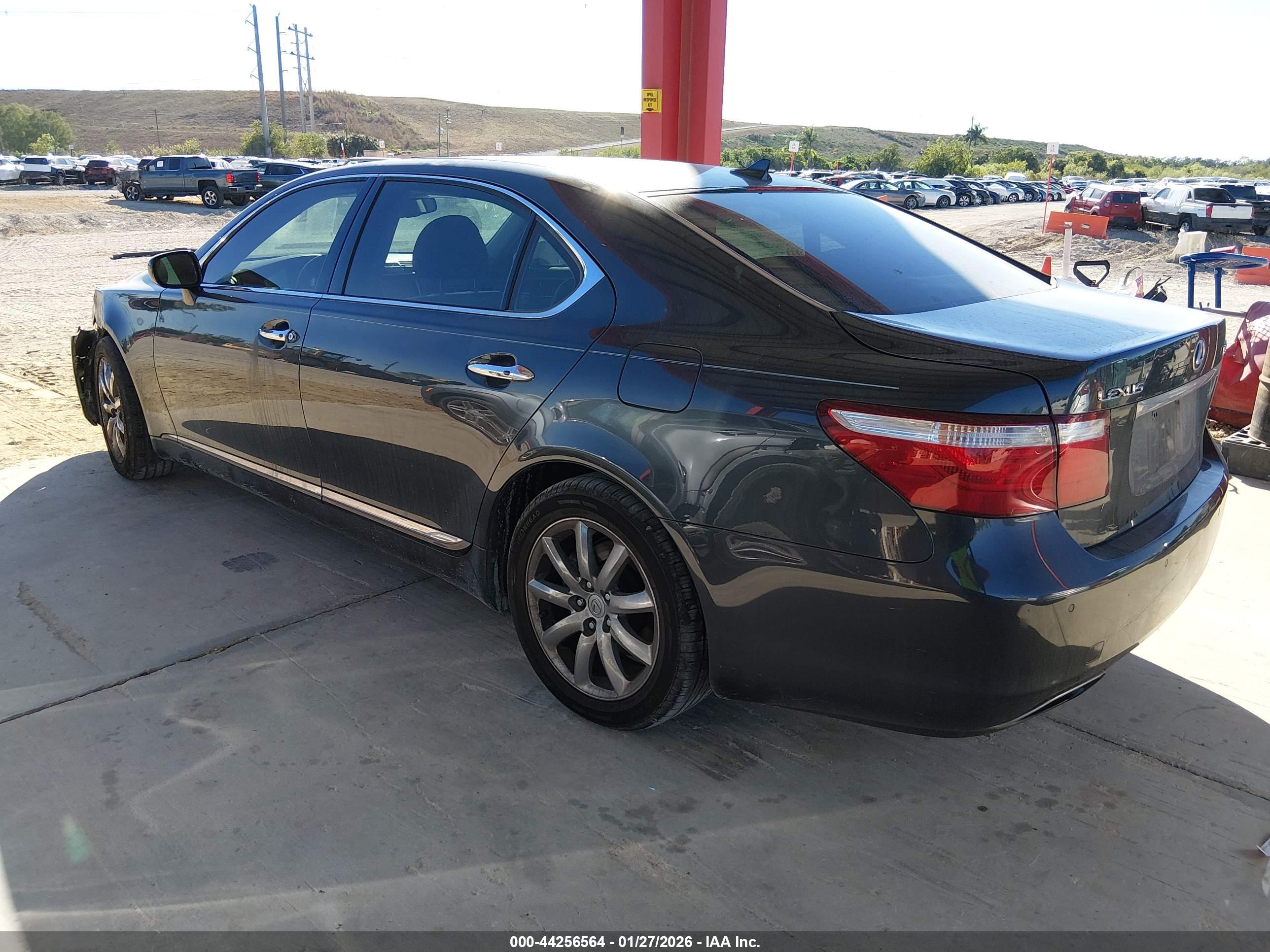 LEXUS LS image 3