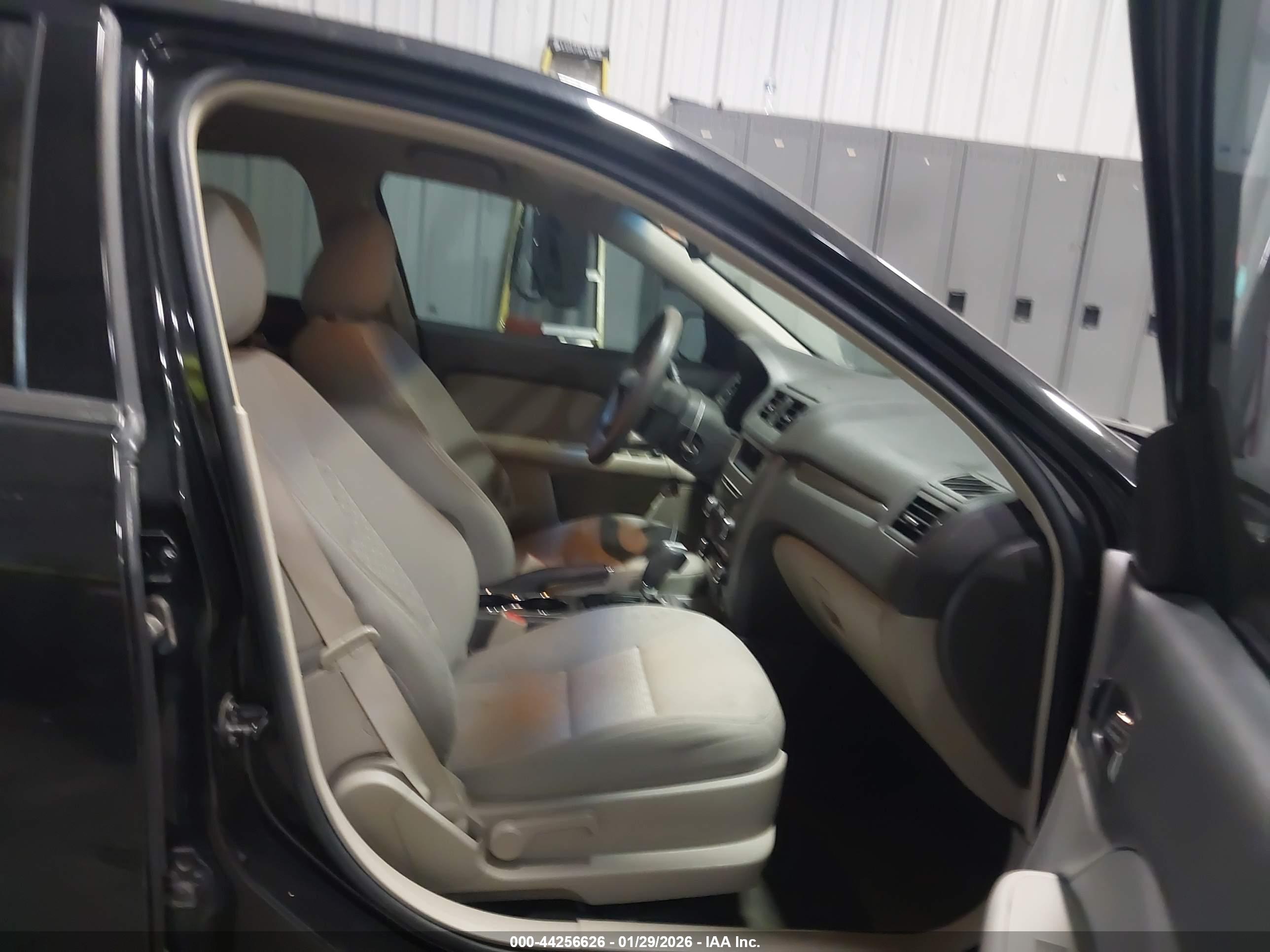 FORD FUSION image 5