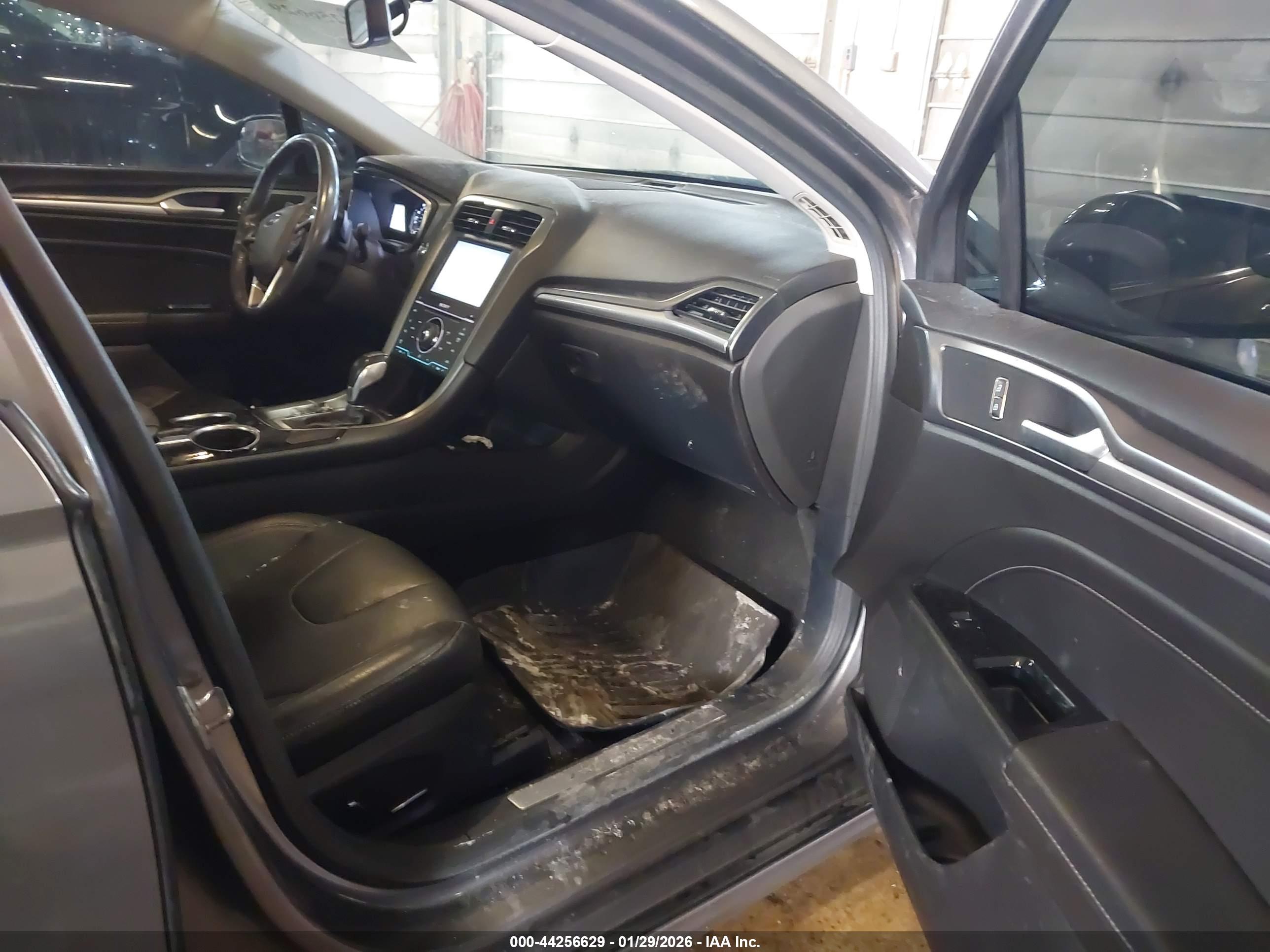 FORD FUSION image 5