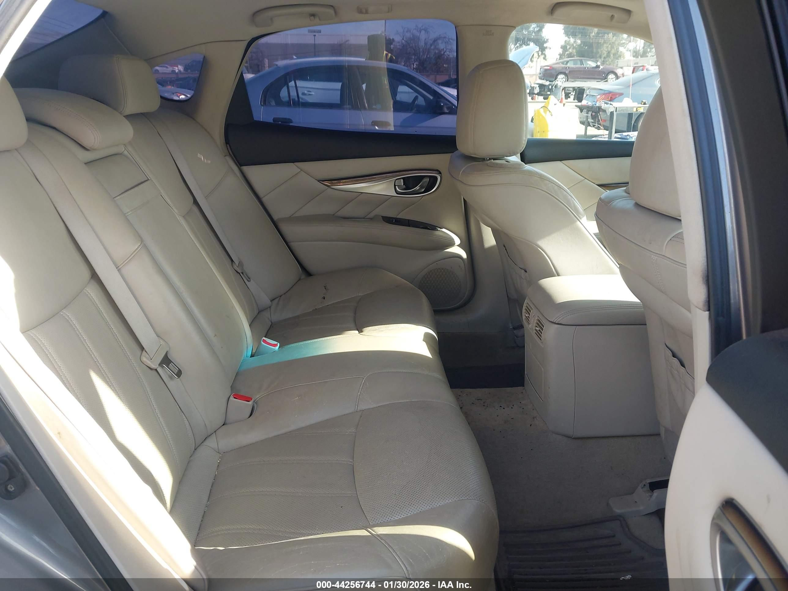 INFINITI M37 image 8