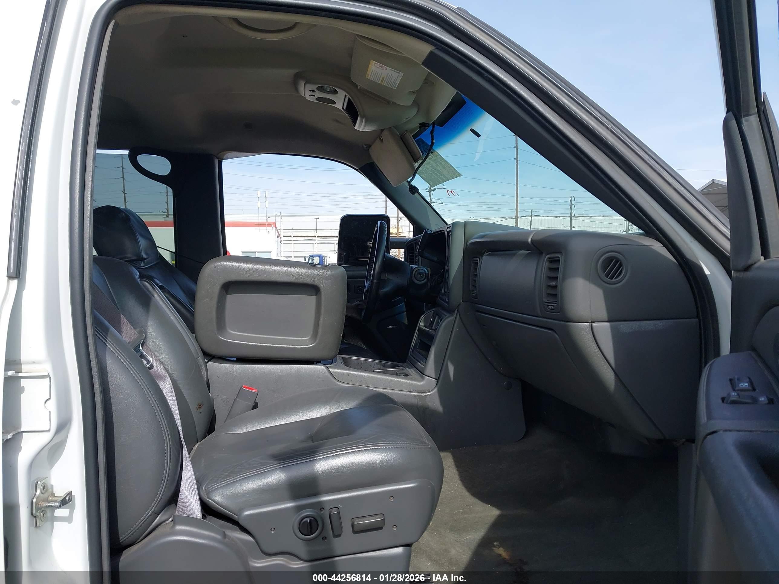 CHEVROLET SILVERADO image 5