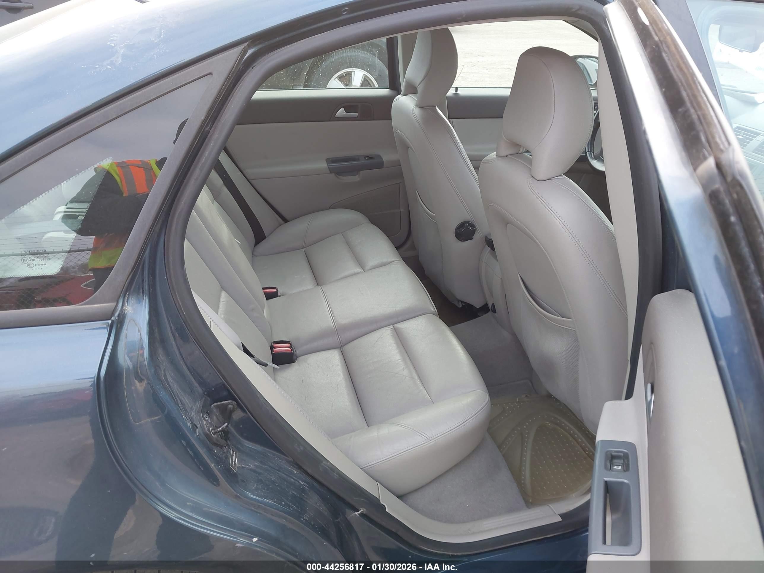 VOLVO S40 image 8