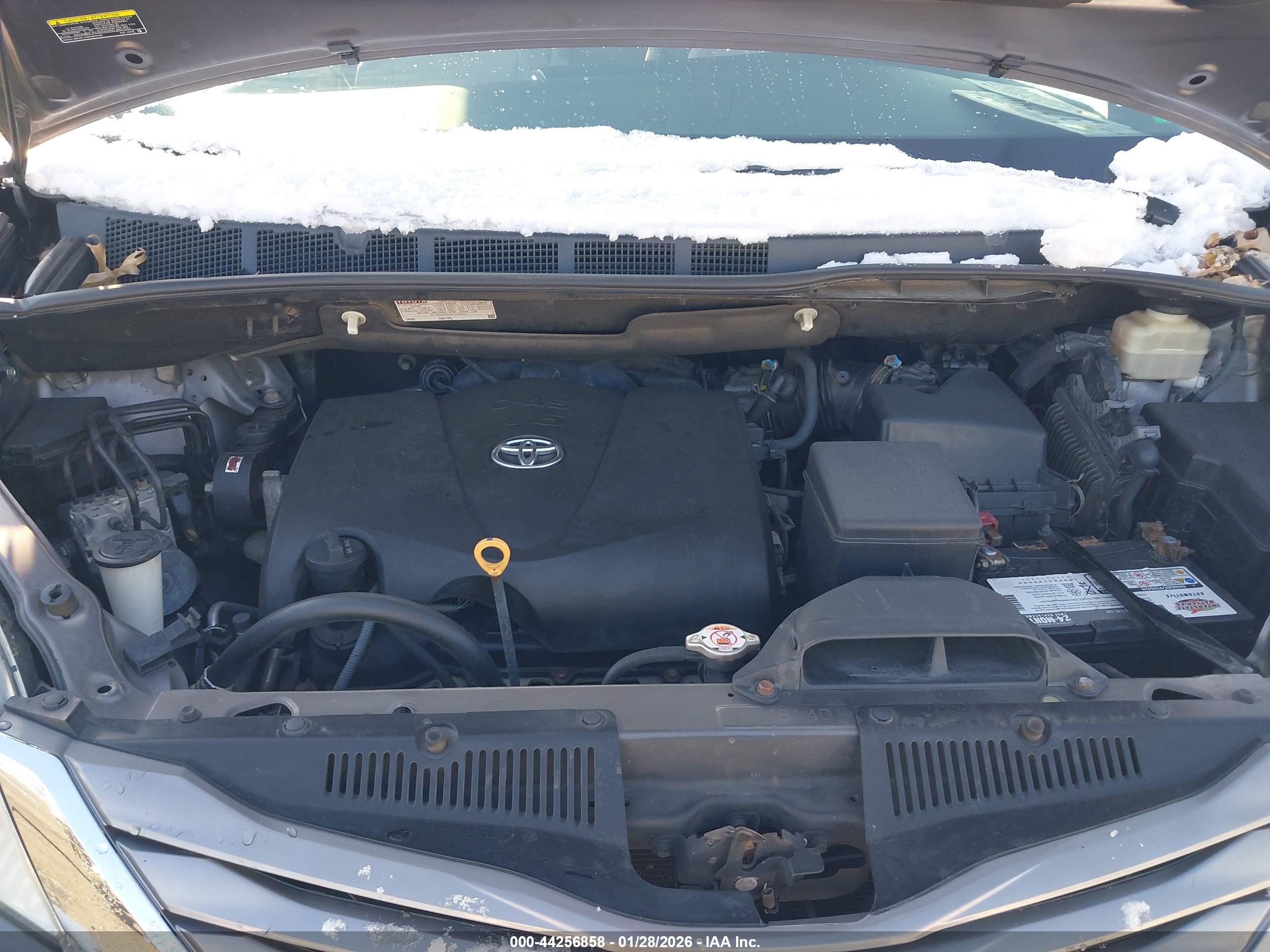 TOYOTA SIENNA image 10