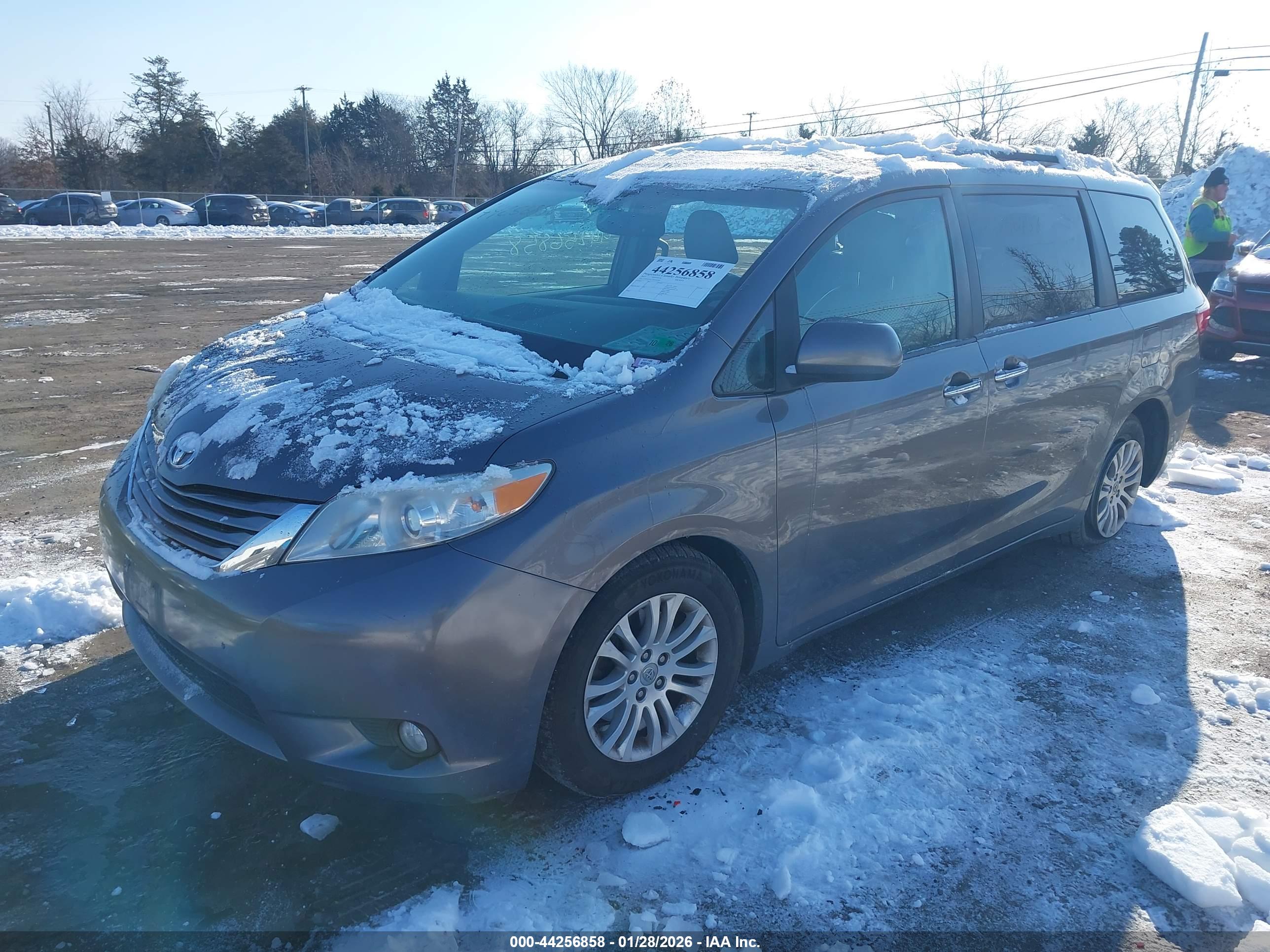TOYOTA SIENNA image 2