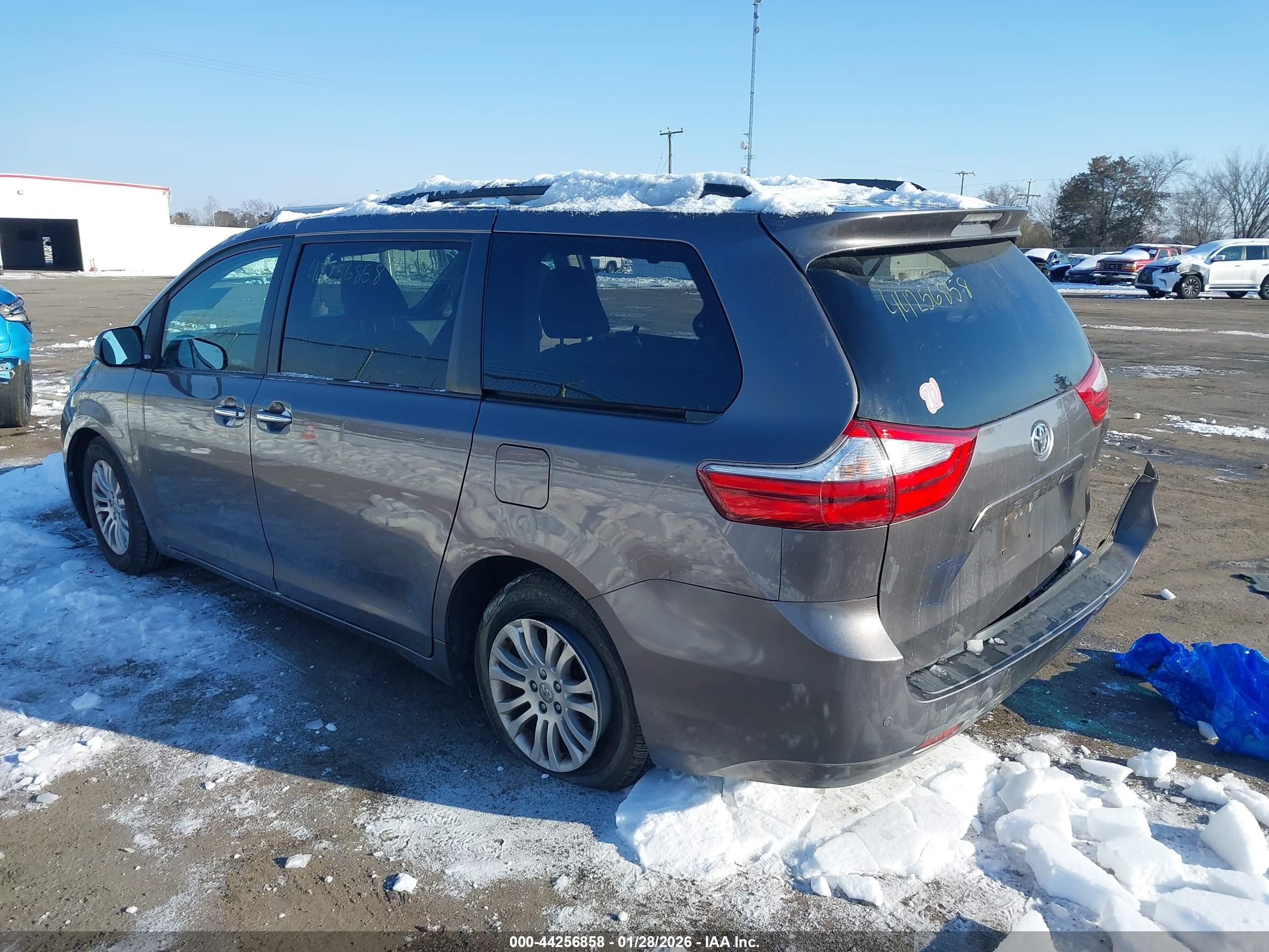 TOYOTA SIENNA image 3