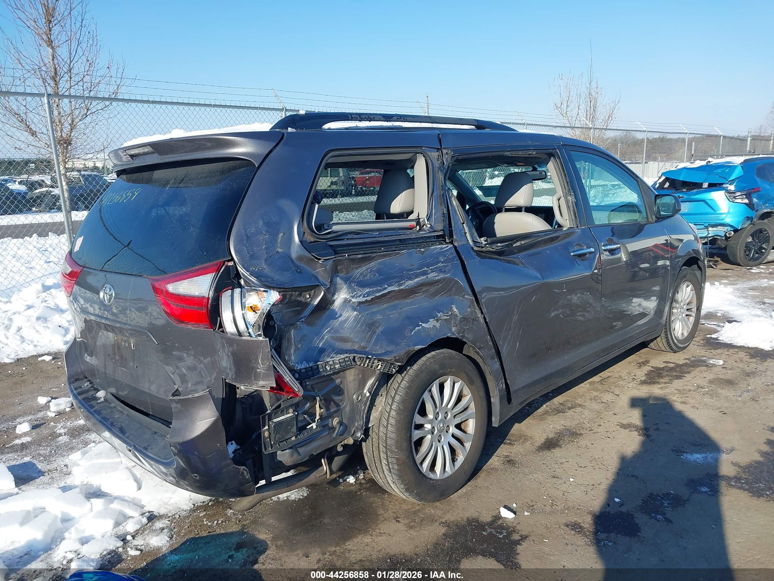 TOYOTA SIENNA image 4