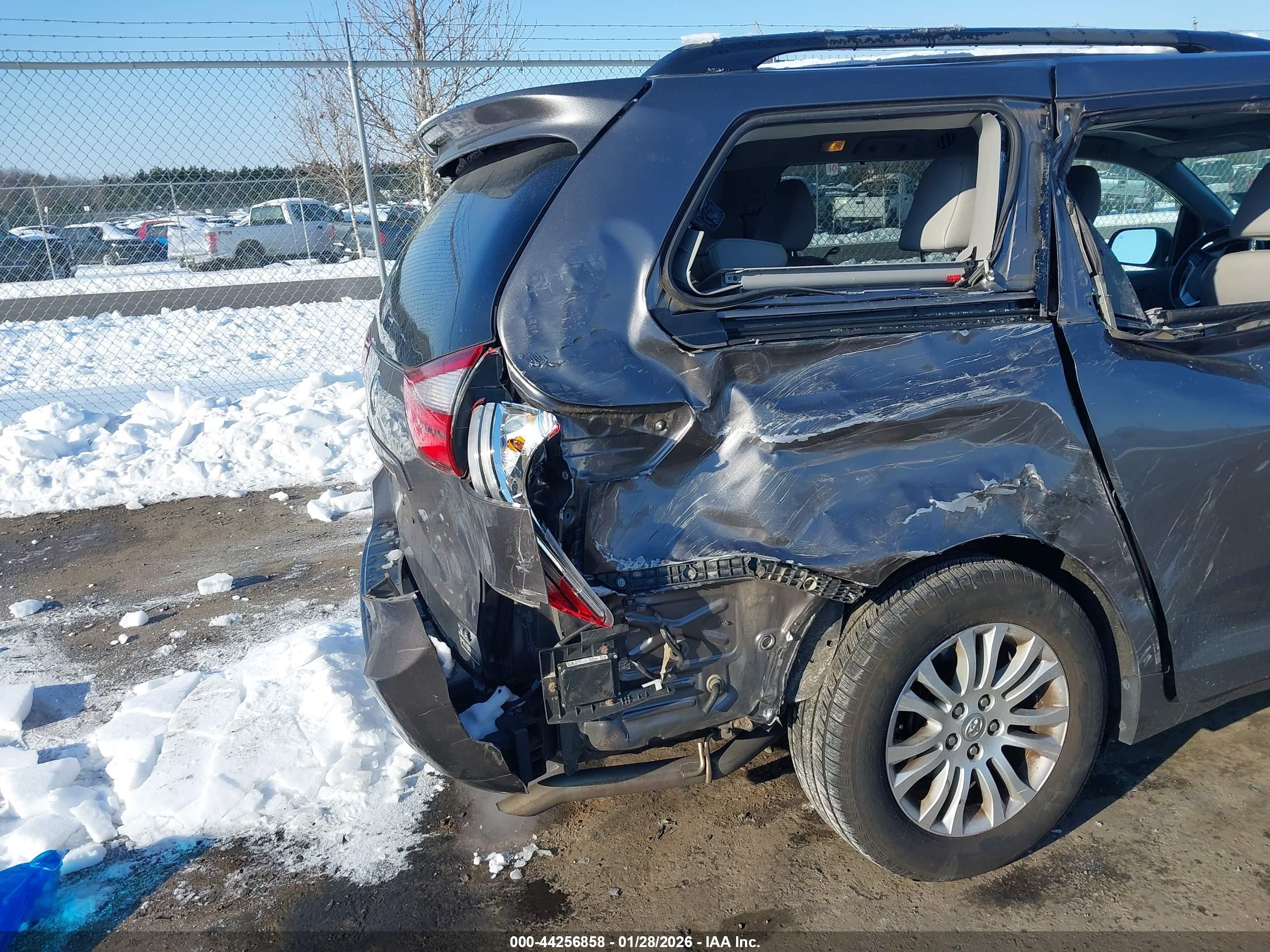 TOYOTA SIENNA image 6