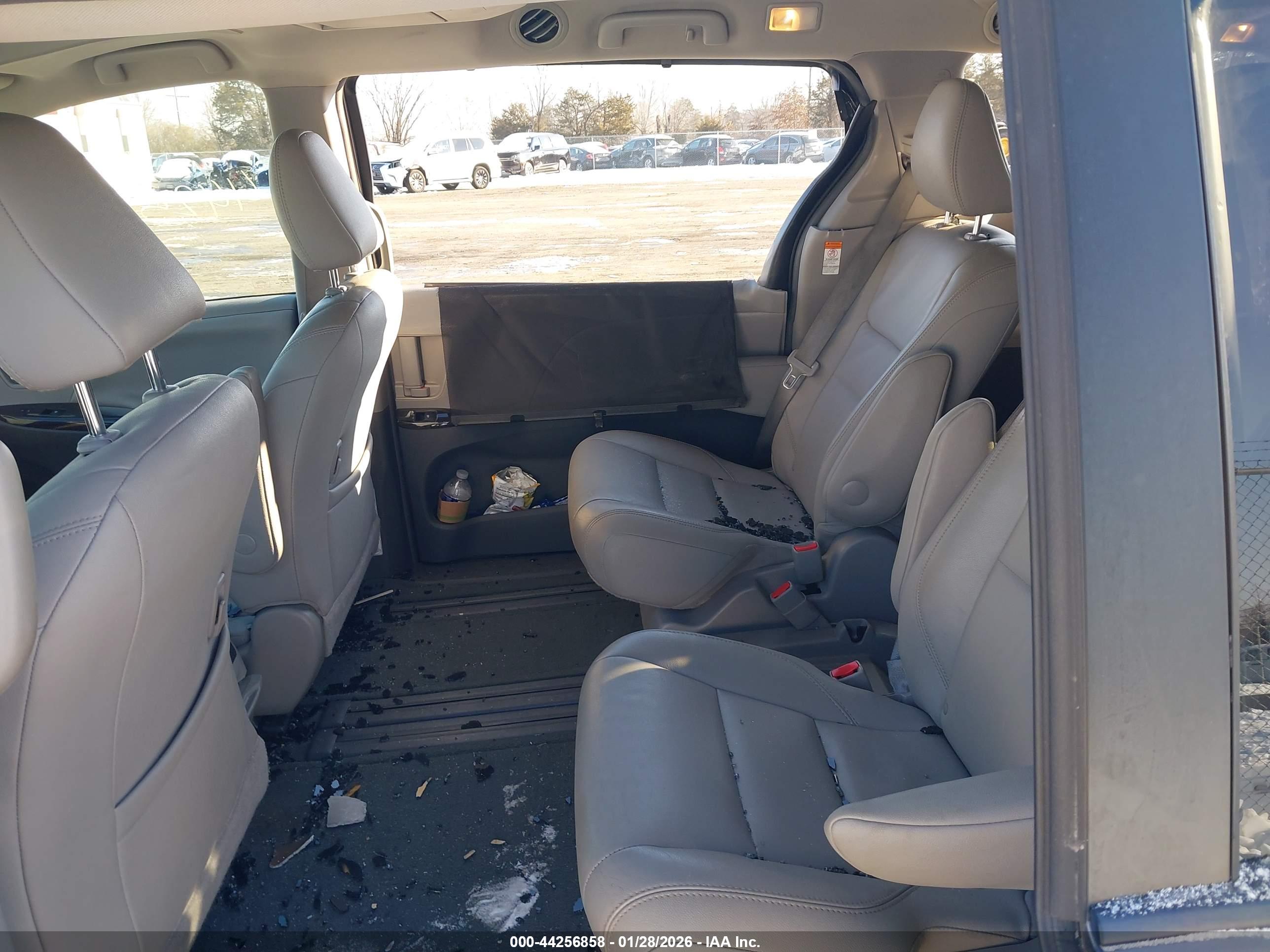 TOYOTA SIENNA image 8