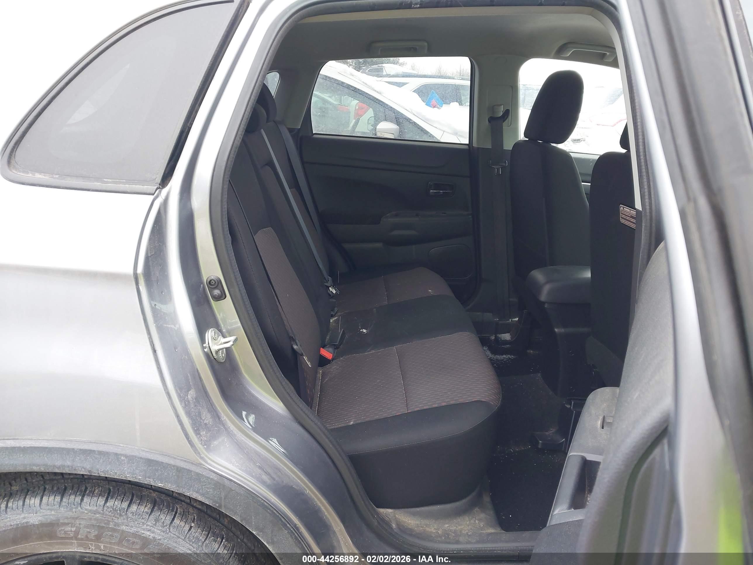 MITSUBISHI OUTLANDER image 8