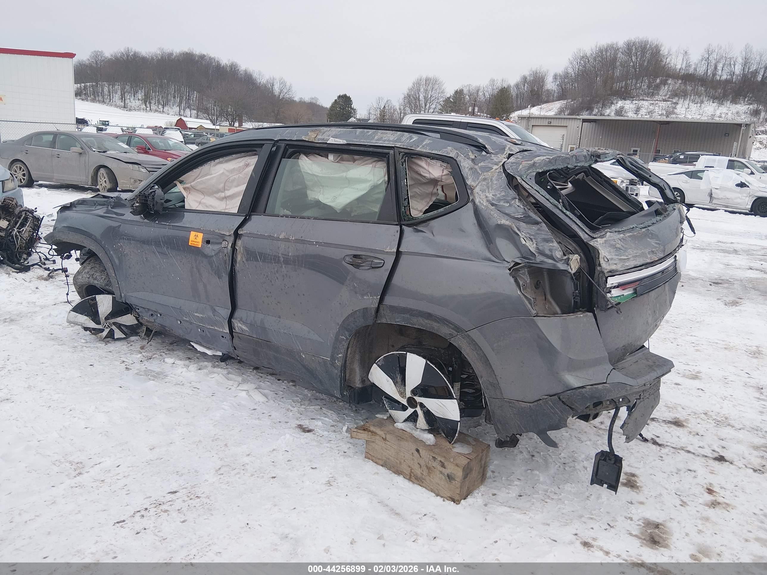 VOLKSWAGEN TAOS image 3