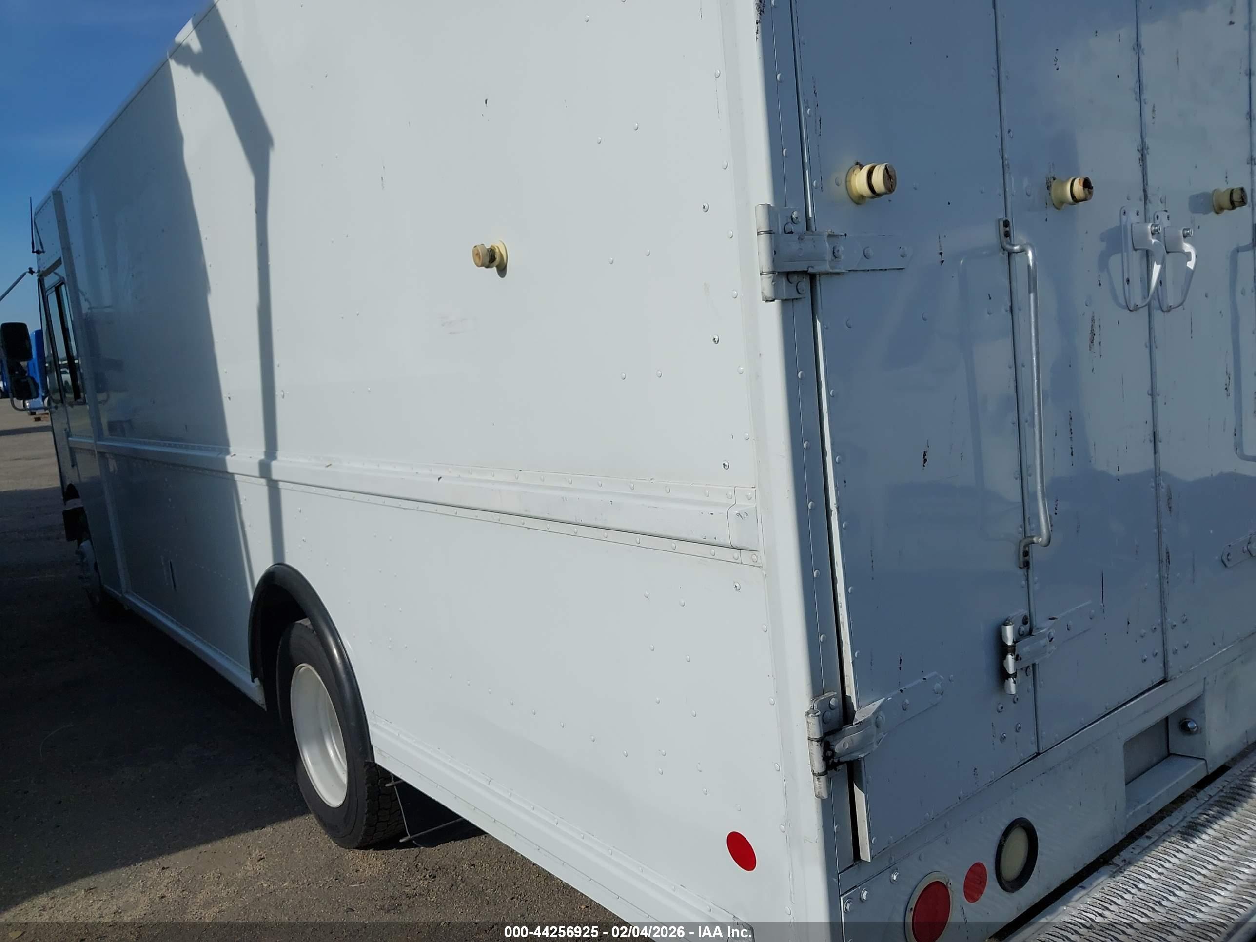 FREIGHTLINER CHASSIS image 3