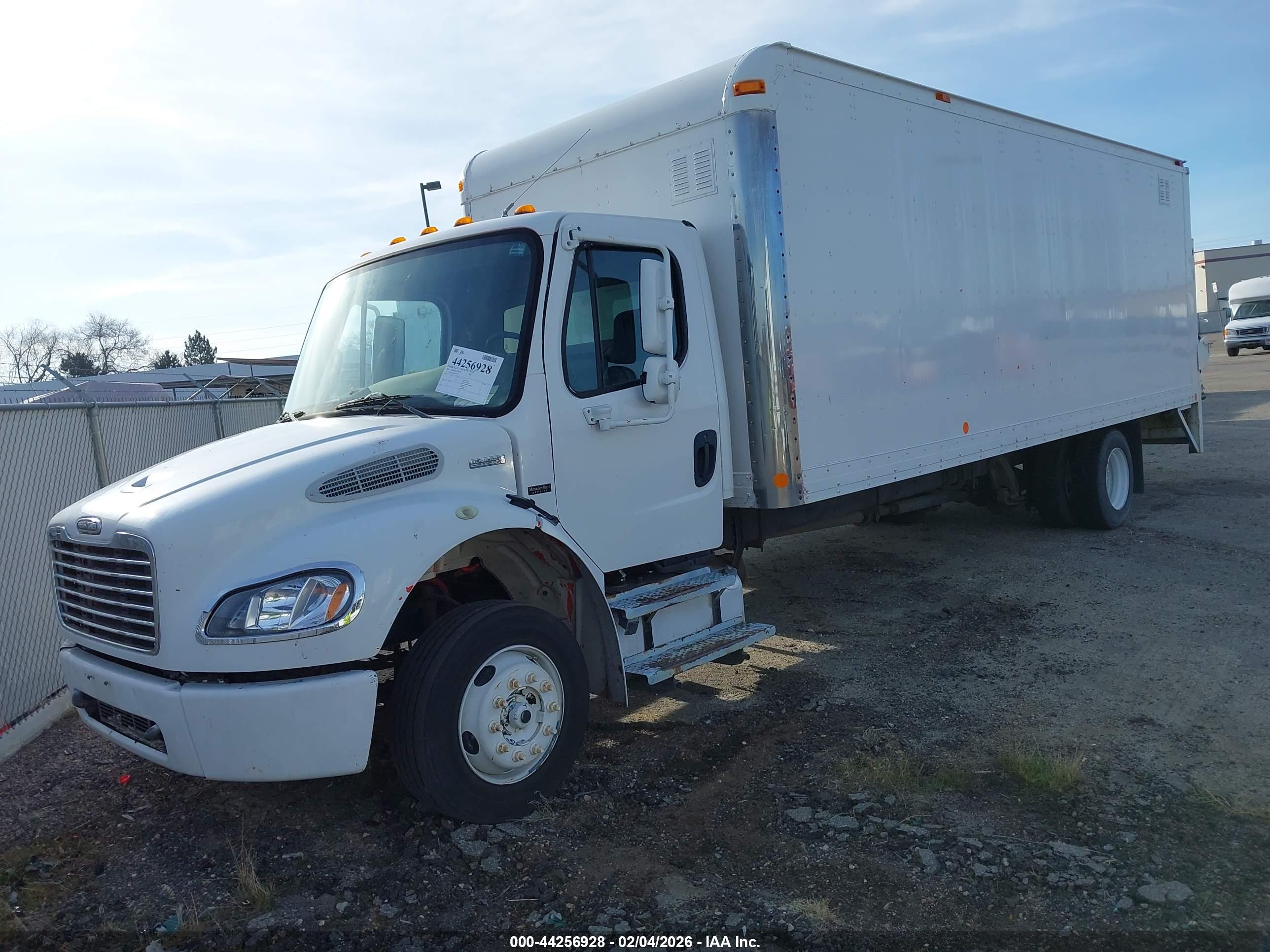 FREIGHTLINER M2 image 2