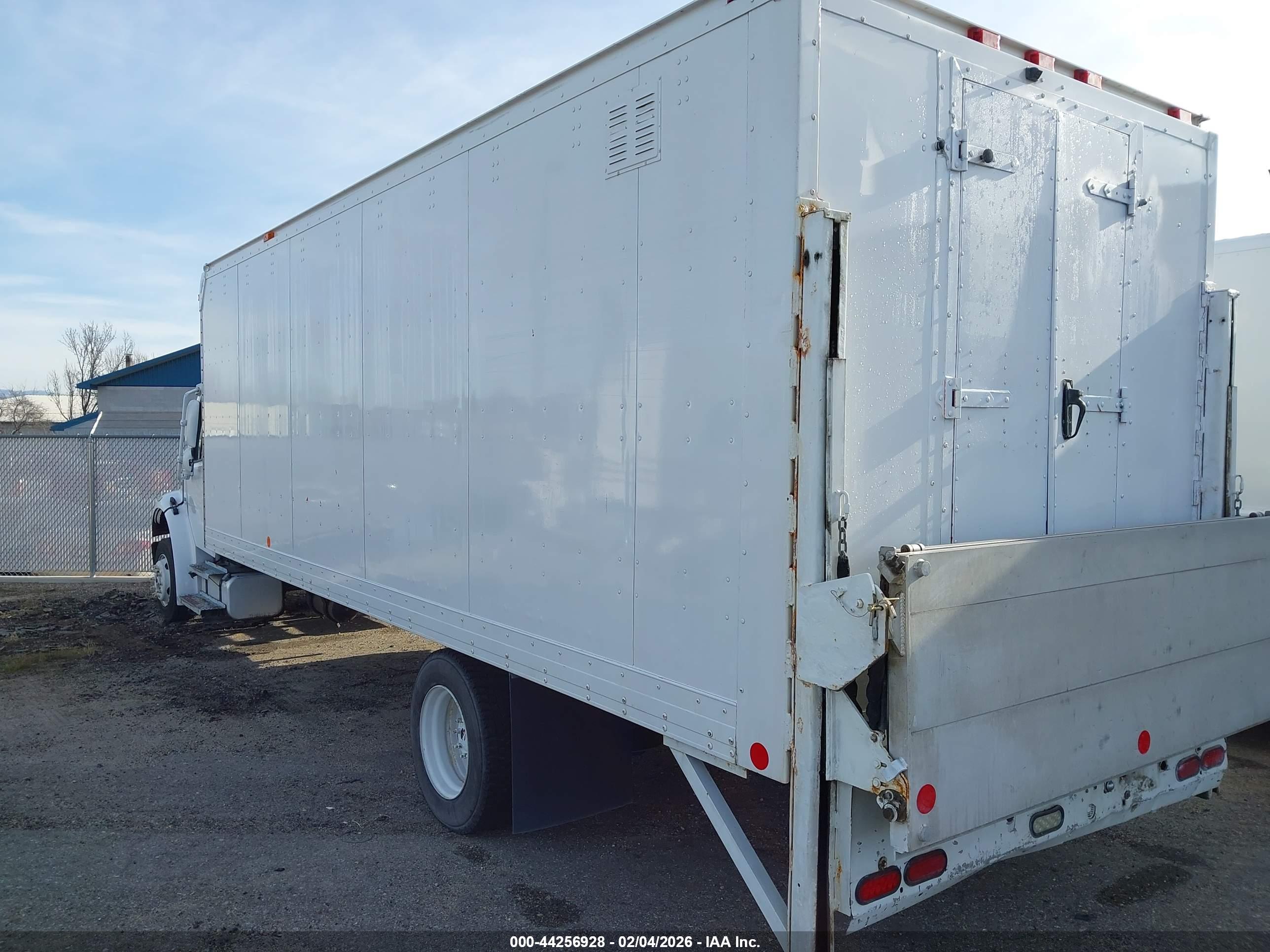 FREIGHTLINER M2 image 3