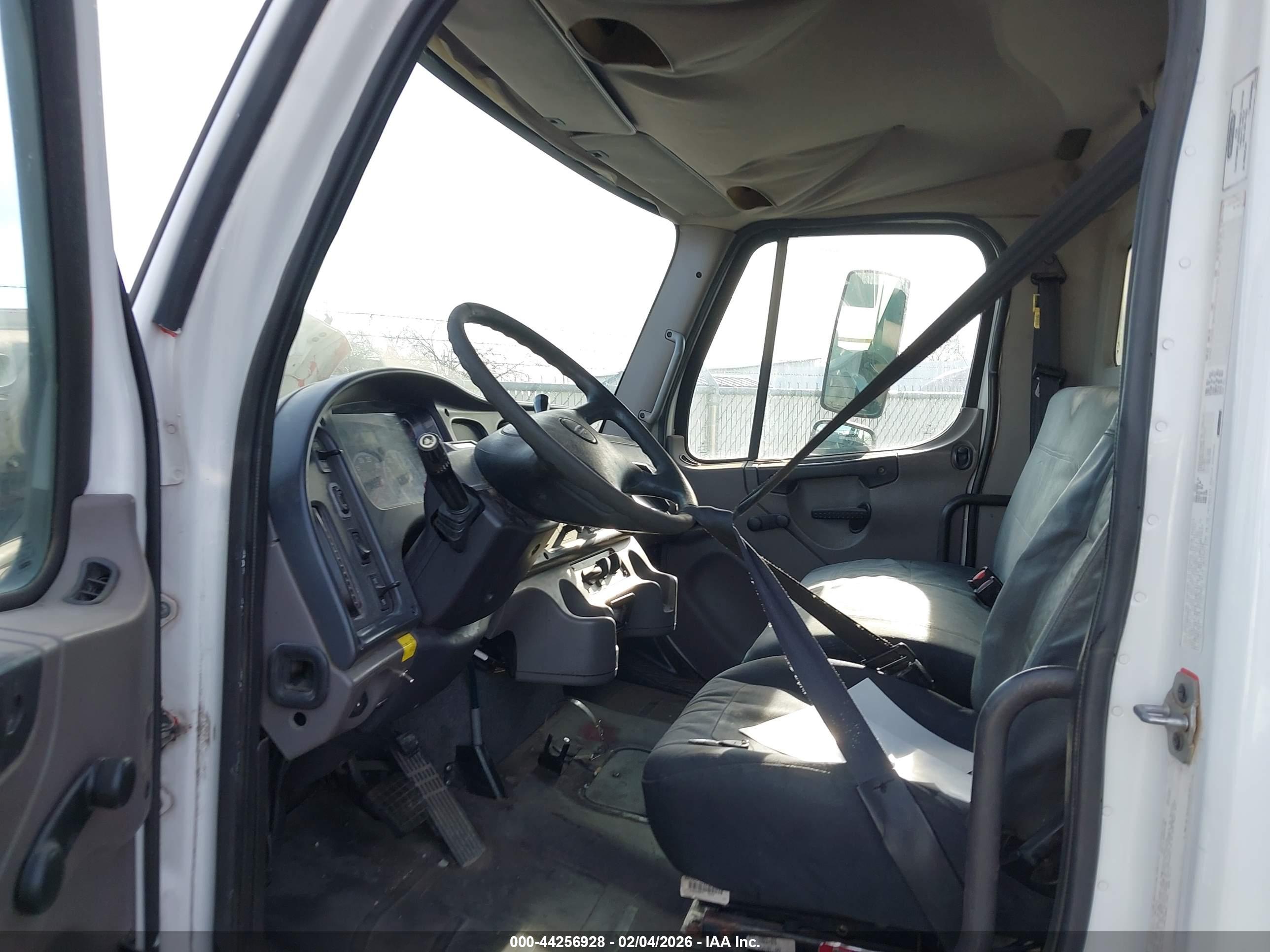 FREIGHTLINER M2 image 8