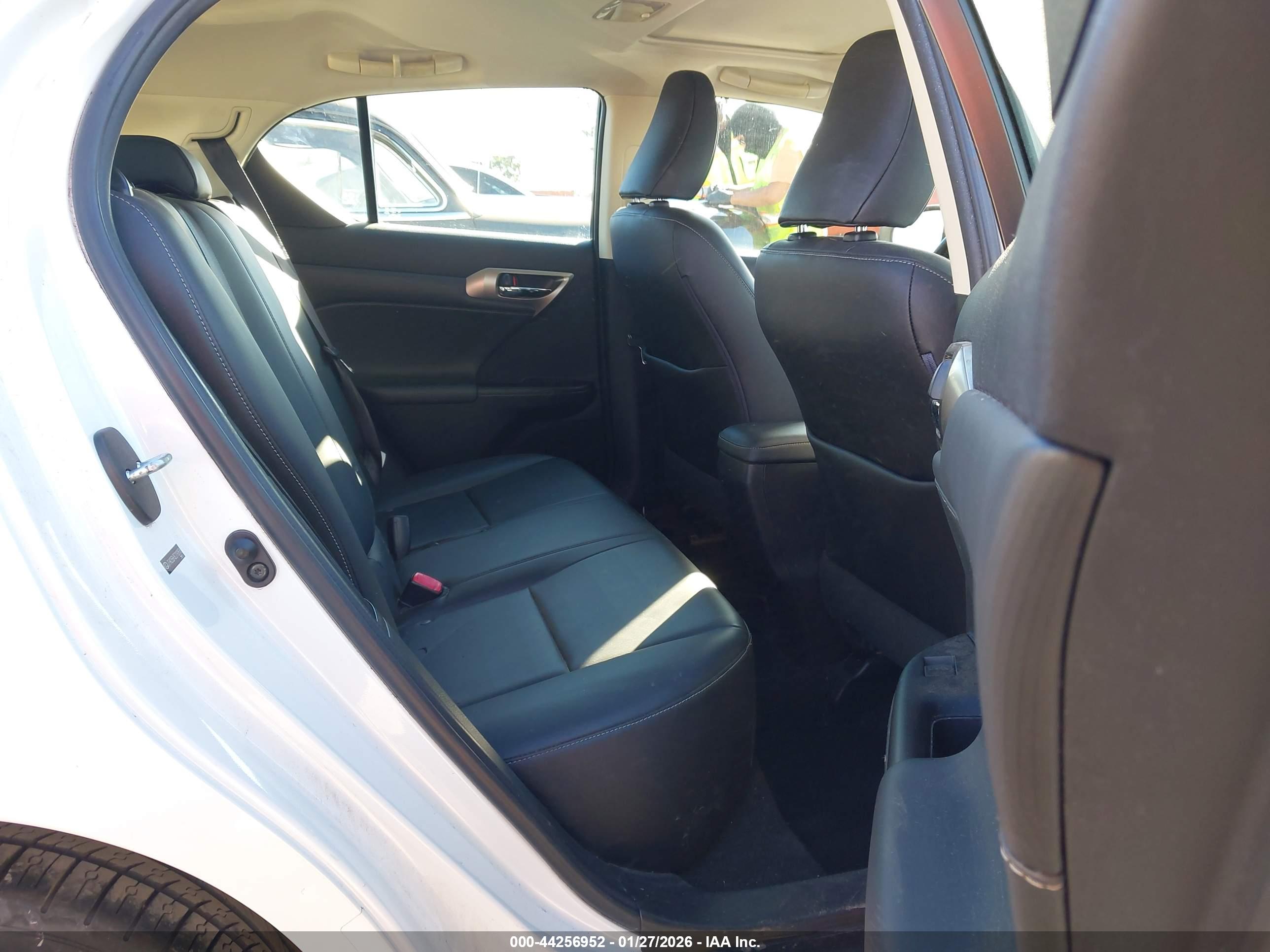 LEXUS CT image 8