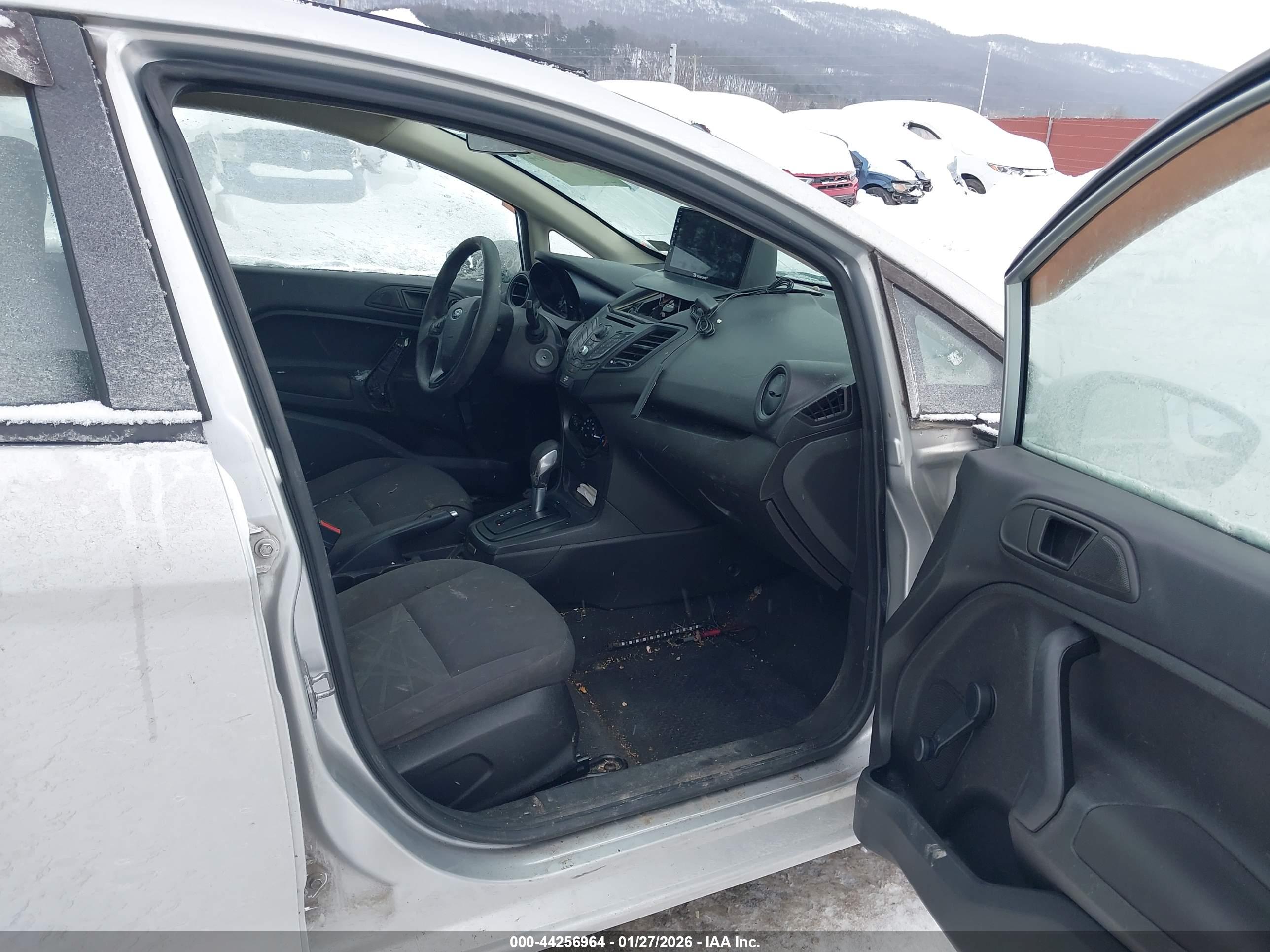 FORD FIESTA image 5