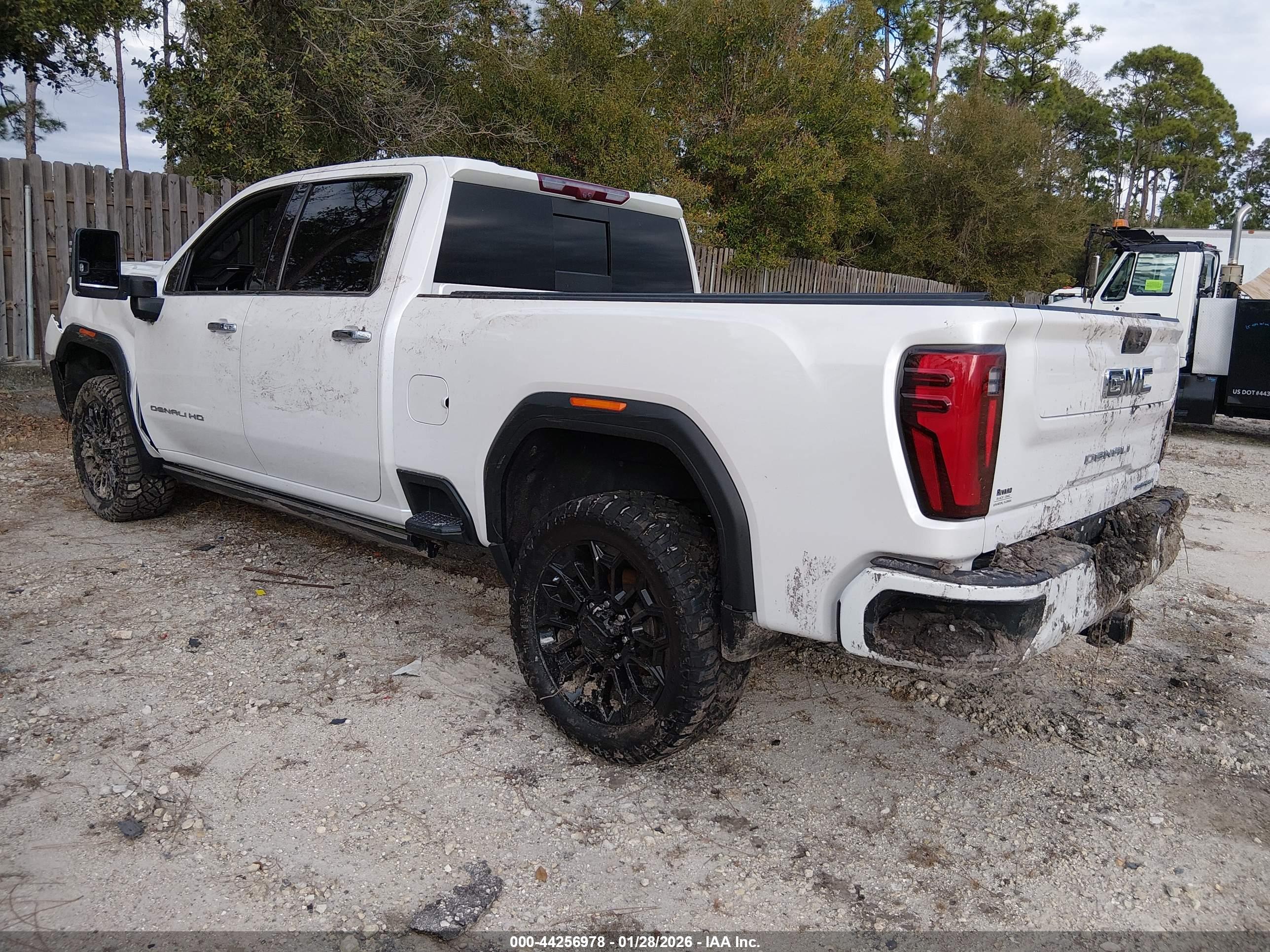GMC SIERRA image 3
